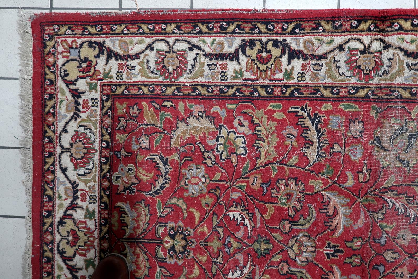 Charmanter Vintage-Hamadan-Teppich (Naher Osten), CIRCA 1950er Jahre
Holen Sie sich mit diesem wunderschönen Hamadan-Teppich im Vintage-Stil ein Stück authentischer Textilkunst in Ihr Zuhause. In den 1950er Jahren im Nahen Osten aus reiner Wolle