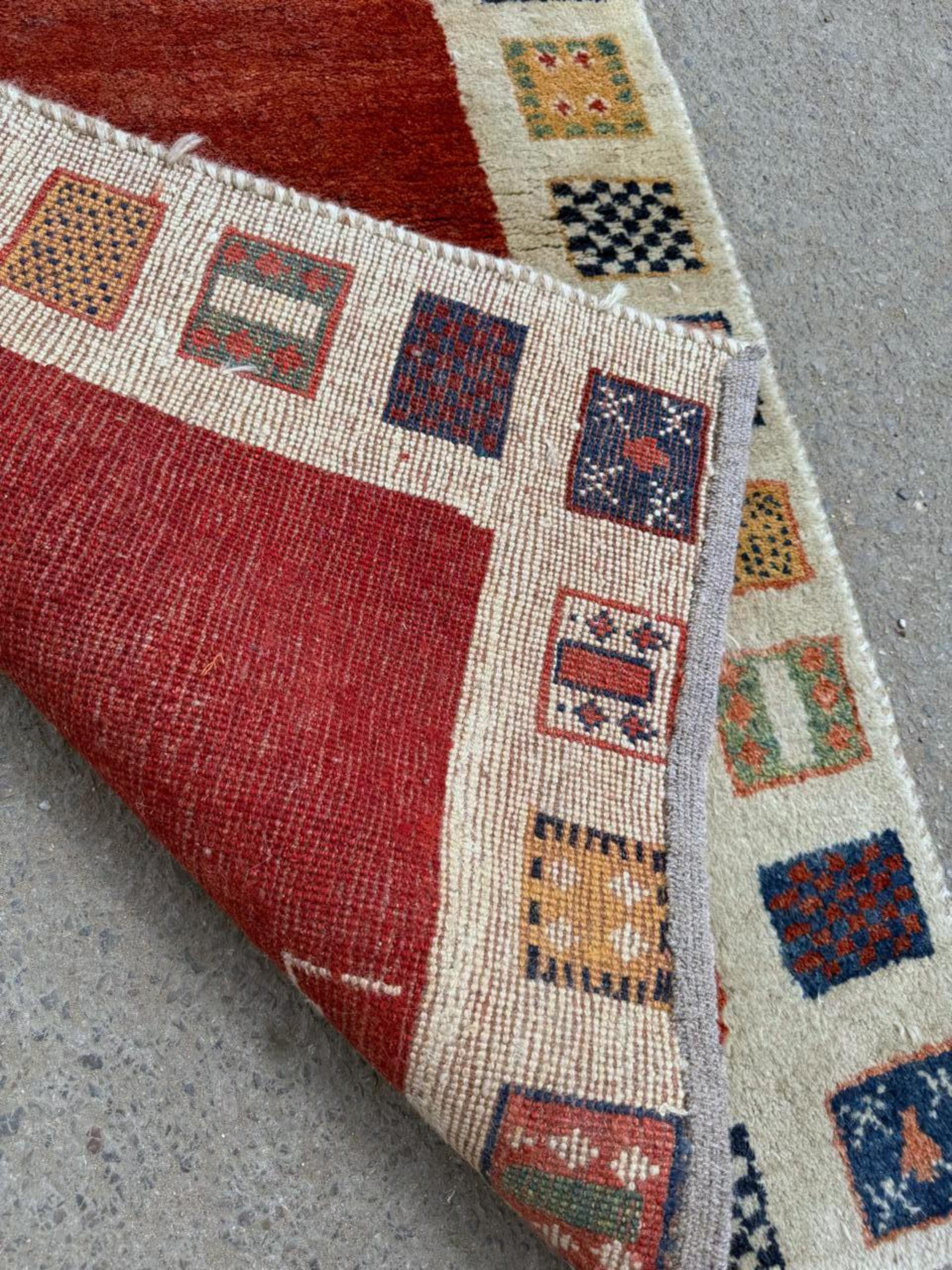 Tappeto vintage annodato a mano persiano Gabbeh Area Rugs  Arancione e crema, 3,1' x 5'

Questo affascinante tappeto persiano Gabbeh vintage è una celebrazione della geometria semplice e della texture lussuosa. Annodato a mano interamente in lana