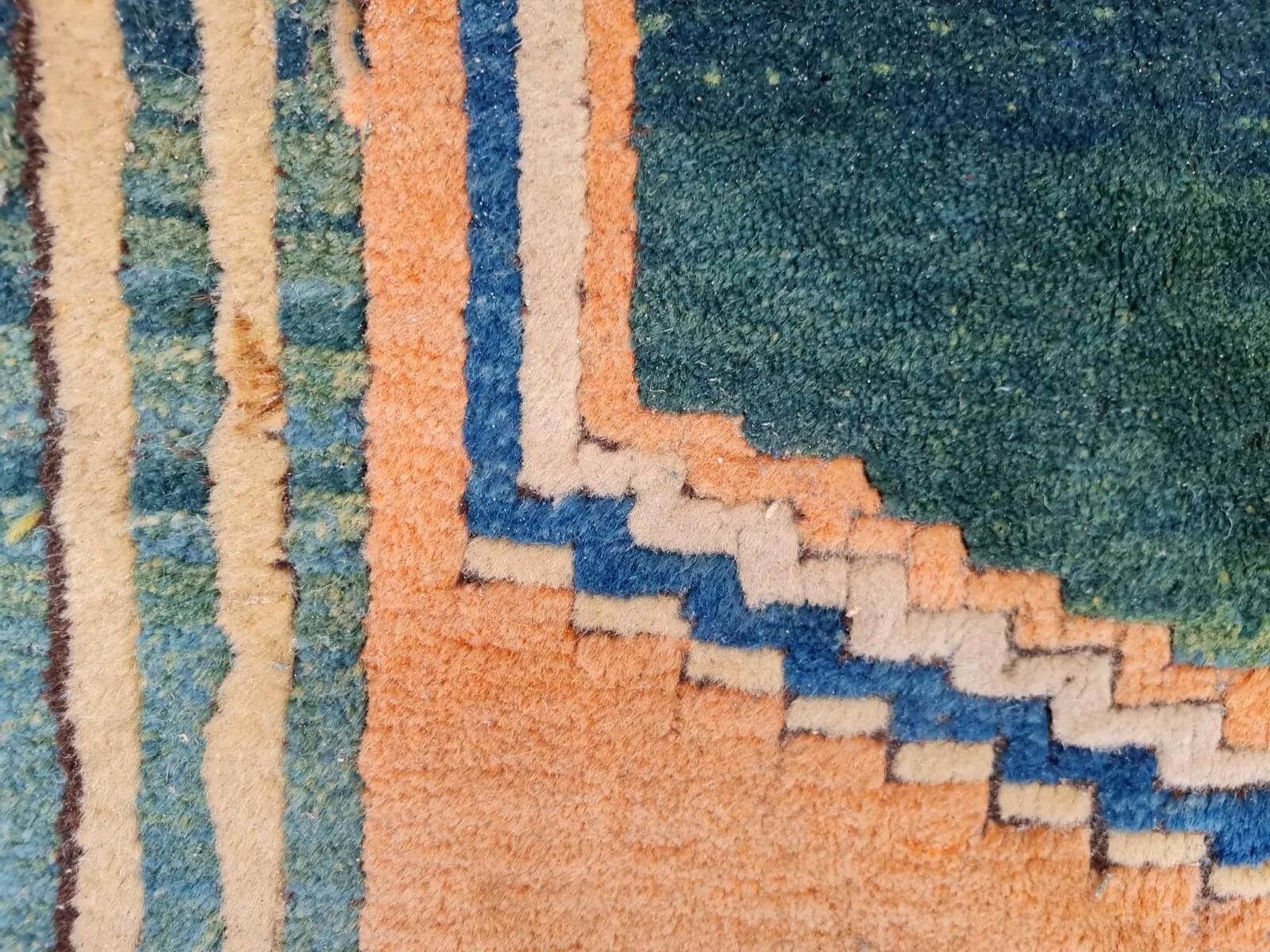 Un tocco di arte nomade
Questo tappeto persiano Gabbeh vintage fatto a mano, risalente agli anni '70, offre una miscela unica di arte e fascino rustico. I tappeti Gabbeh sono famosi per i loro design distintivi e minimalisti e per il loro vello