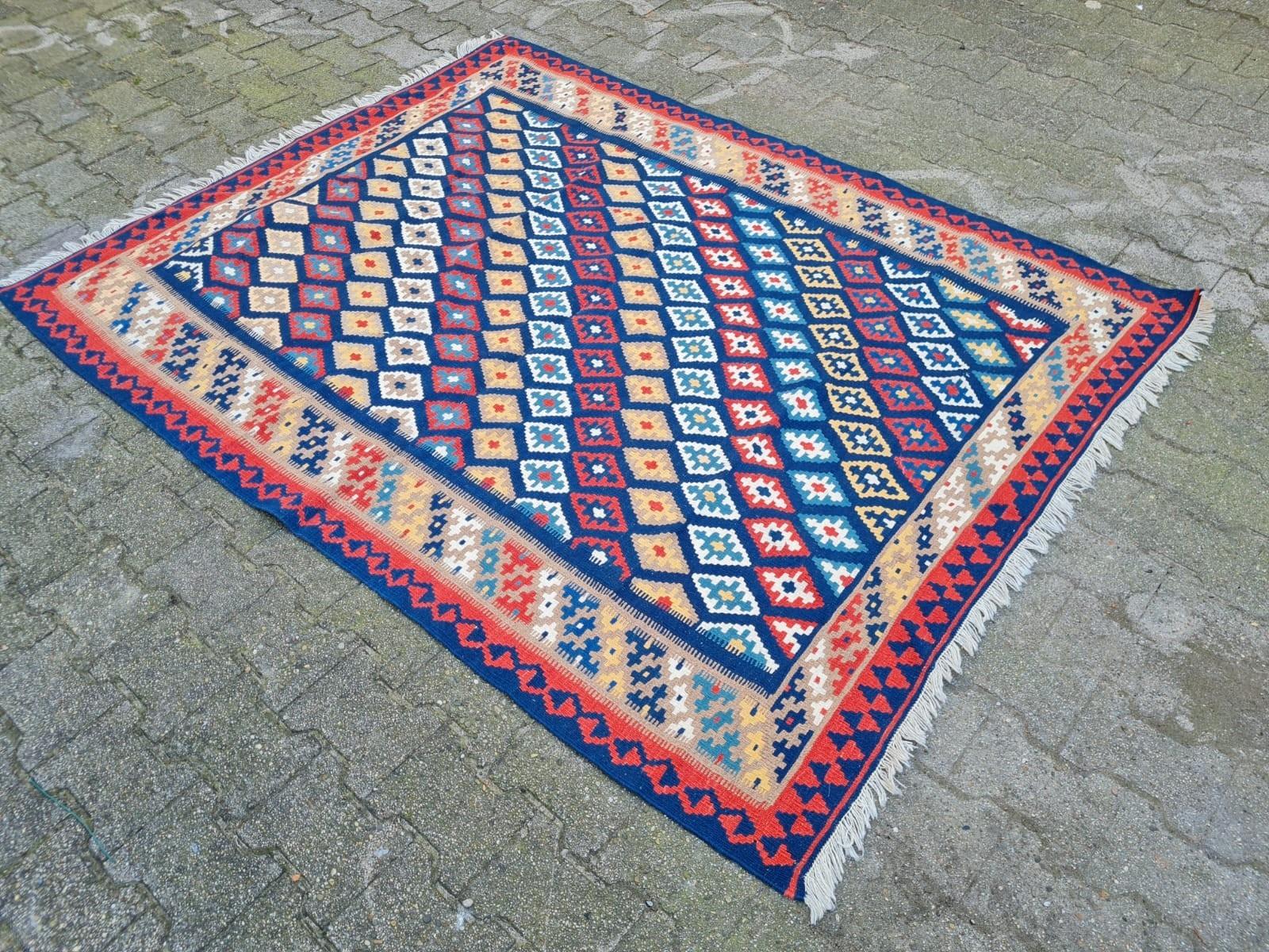 French Handmade Vintage Persian Gashkai Kilim Rug 5.2' x 6.6' 1970s - 2K55 For Sale