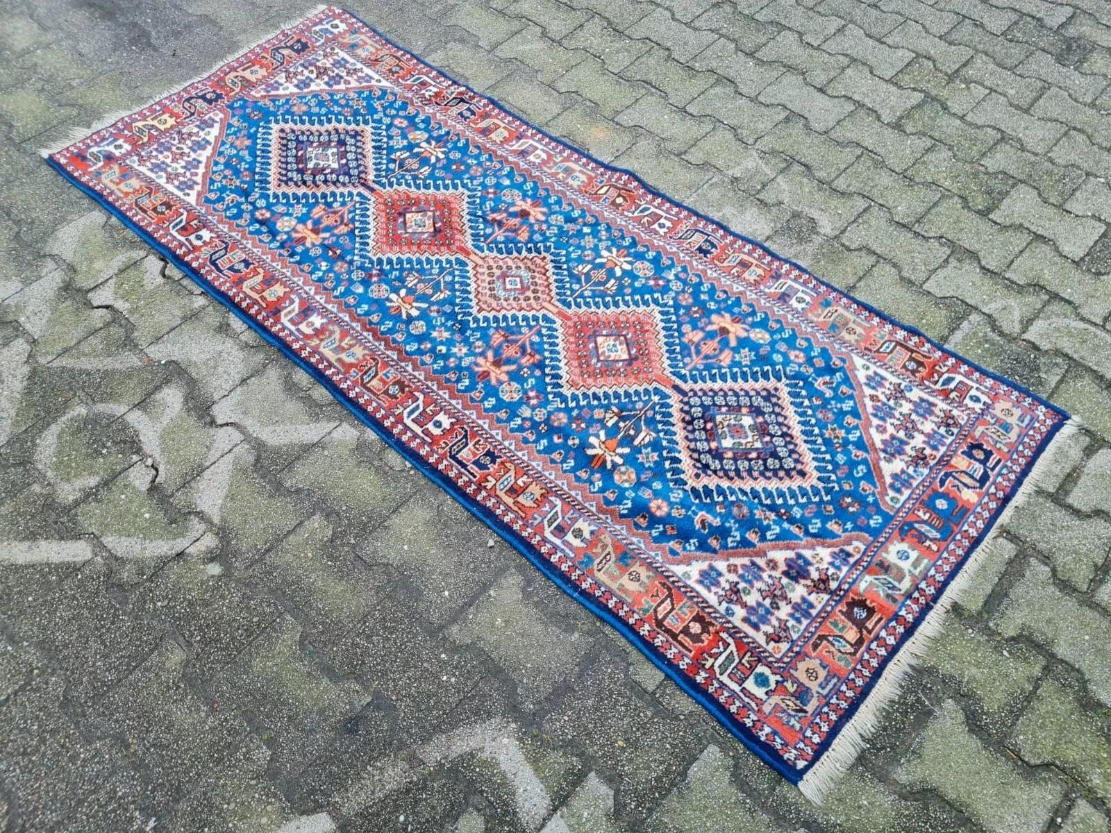 Un viaje a través del arte tribal
Esta alfombra persa Gashkai vintage hecha a mano, de la década de 1940, es una pieza vibrante y auténtica del arte nómada. Las alfombras Qashqai (Gashkai), tejidas por las hábiles tribus de la provincia persa de
