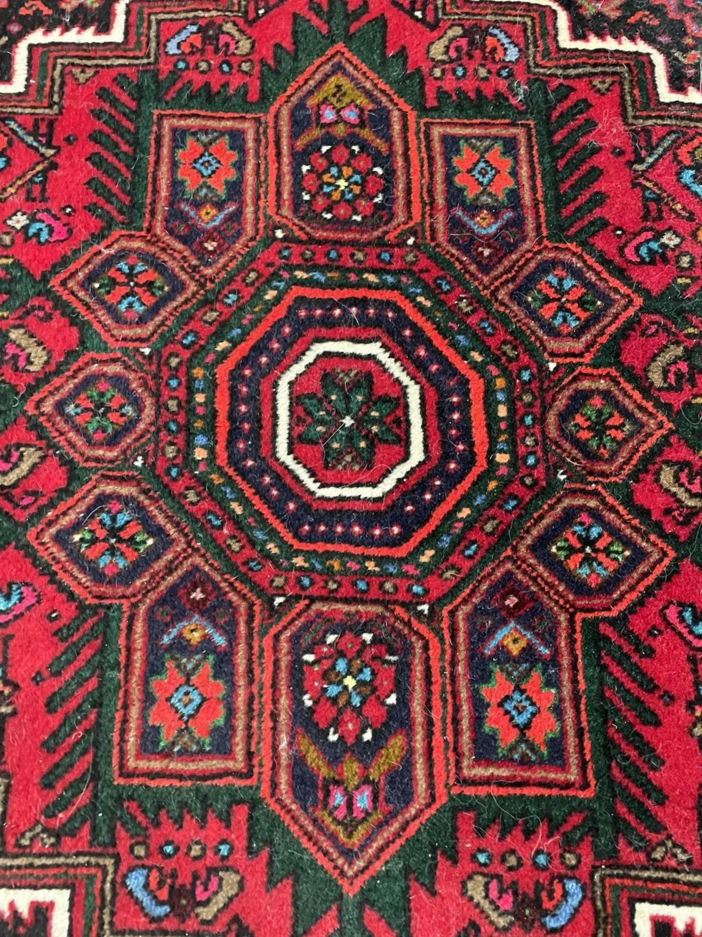 Handgefertigter Vintage Persian Hamadan Teppich 2.6' x 4.2', 1950er Jahre - 1N116 (Handgeknüpft) im Angebot