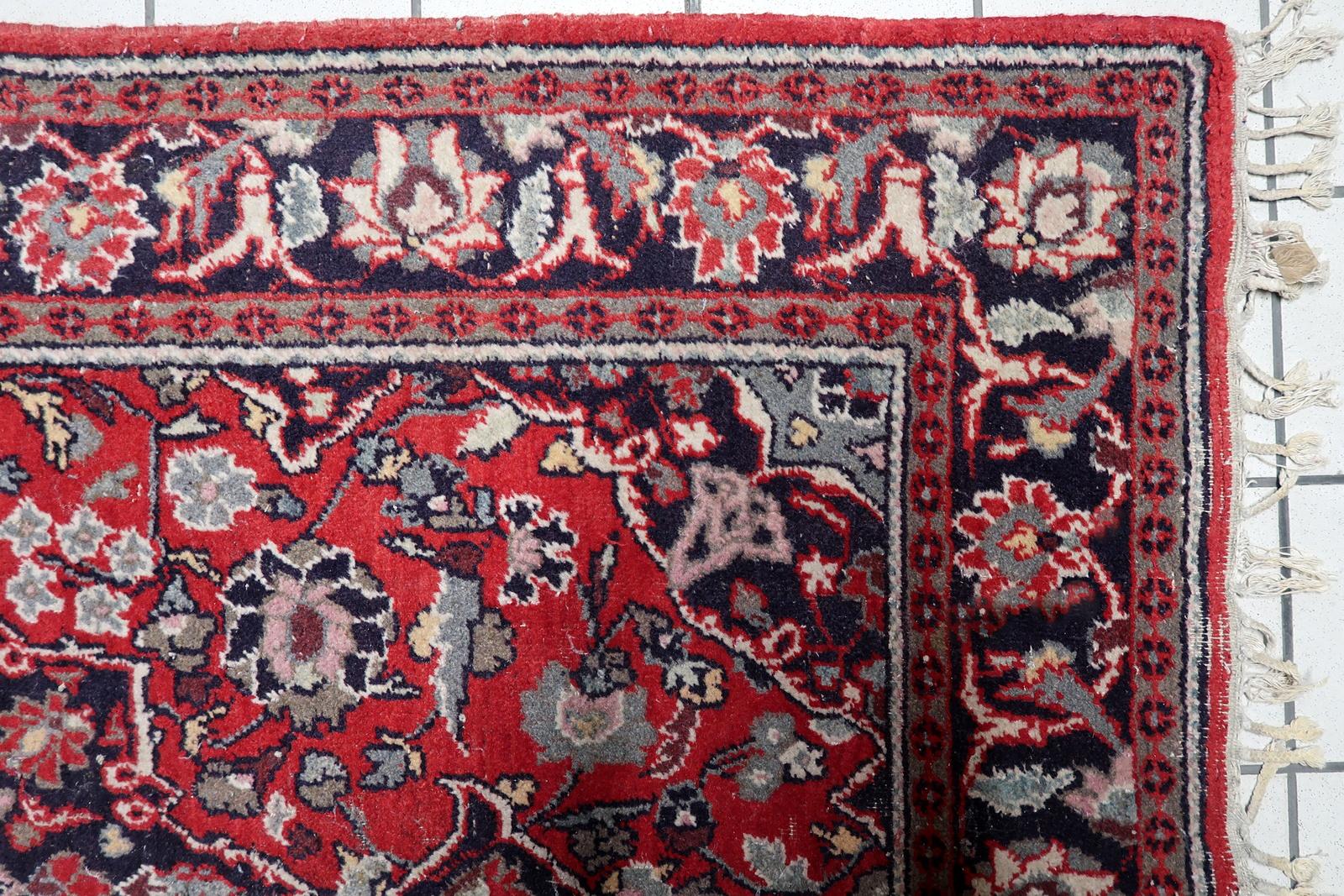 Authentischer Vintage-Hamadan-Teppich (Naher Osten), CIRCA 1950er Jahre
Entdecken Sie diesen farbenprächtigen Vintage-Teppich aus Hamadan, der in den 1950er Jahren im Nahen Osten aus reiner Wolle handgeknüpft wurde. Dieses Stück bringt die Tradition