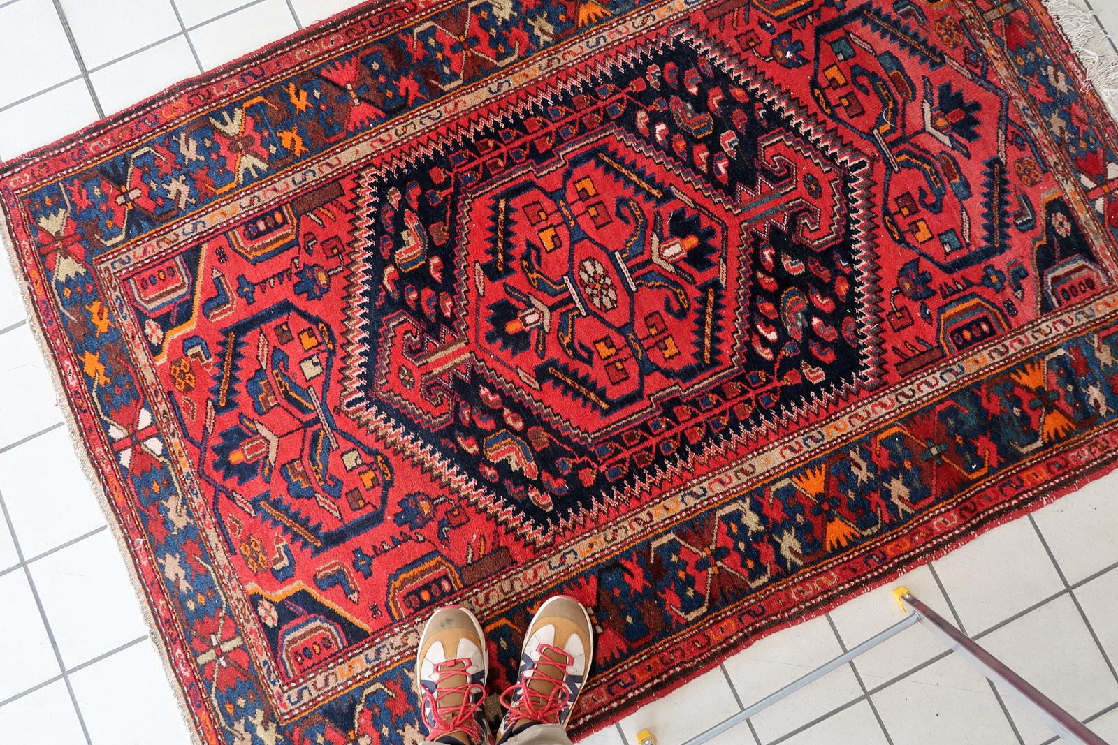 Handgefertigter persischer Hamadan-Teppich im Vintage-Stil 4.4' x 6.3', 1960er Jahre, 1C1092 im Angebot 3