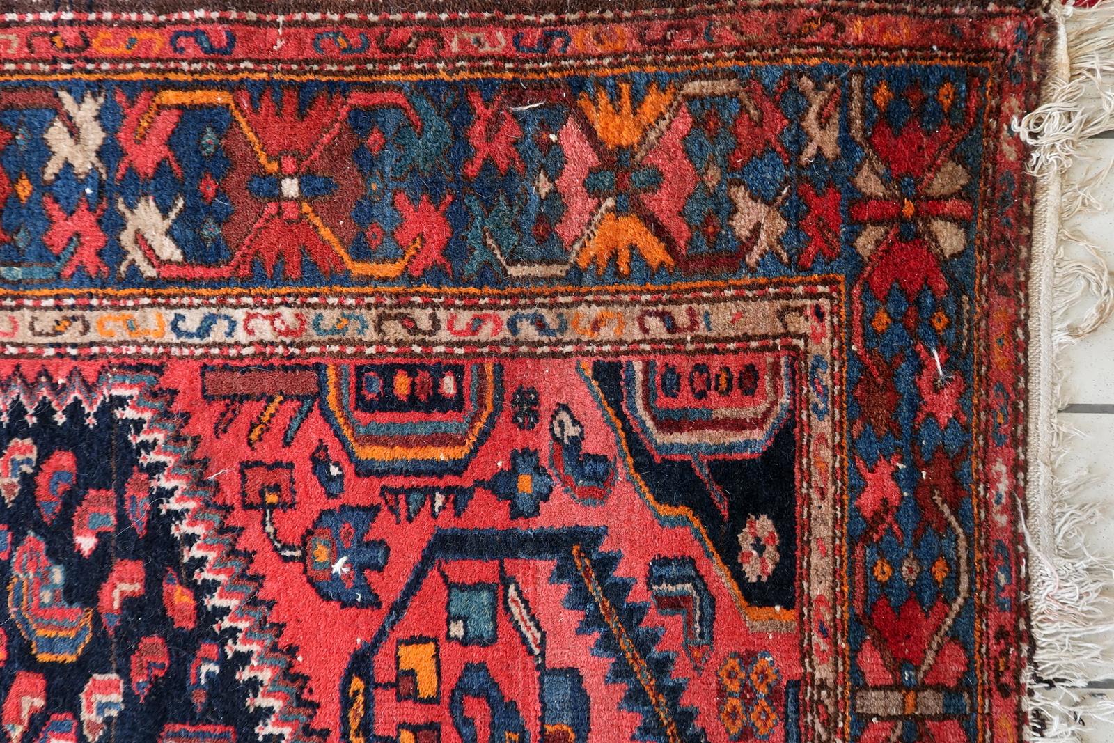 Verleihen Sie Ihrem Wohnraum mit diesem handgefertigten persischen Hamadan-Teppich im Vintage-Stil einen Hauch von zeitloser Eleganz. Dieses Stück mit den Maßen 4,4' x 6,3' (137cm x 194cm) stammt aus den 1960er Jahren und befindet sich in einem