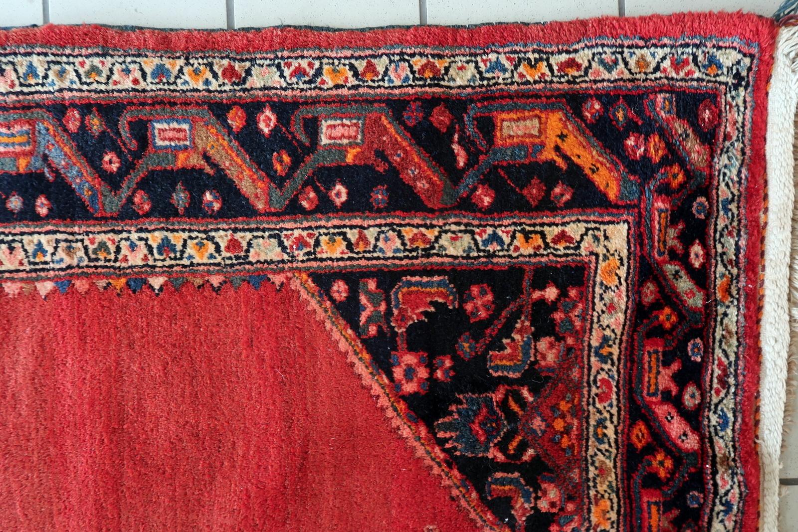Mid-Century Handgeknüpfter Hamadan Teppich, Wolle, 4.5' x 6.9'
Außergewöhnlicher Vintage-Hamadan-Teppich (Naher Osten), CIRCA 1960er Jahre
Holen Sie sich ein Stück reicher Textilgeschichte in Ihr Zuhause mit diesem atemberaubenden