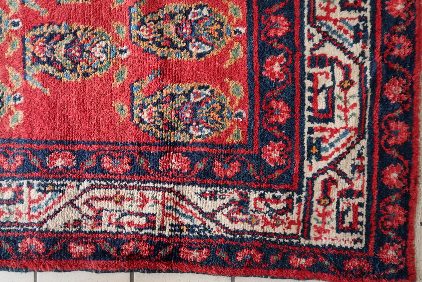 Vintage Persian Hamadan Rug, Mid-20th Century
This exquisite vintage Persian Hamadan rug from the 1960s is a testament to the enduring beauty of traditional craftsmanship. Hand-knotted with high-quality wool, the rug features a striking medallion