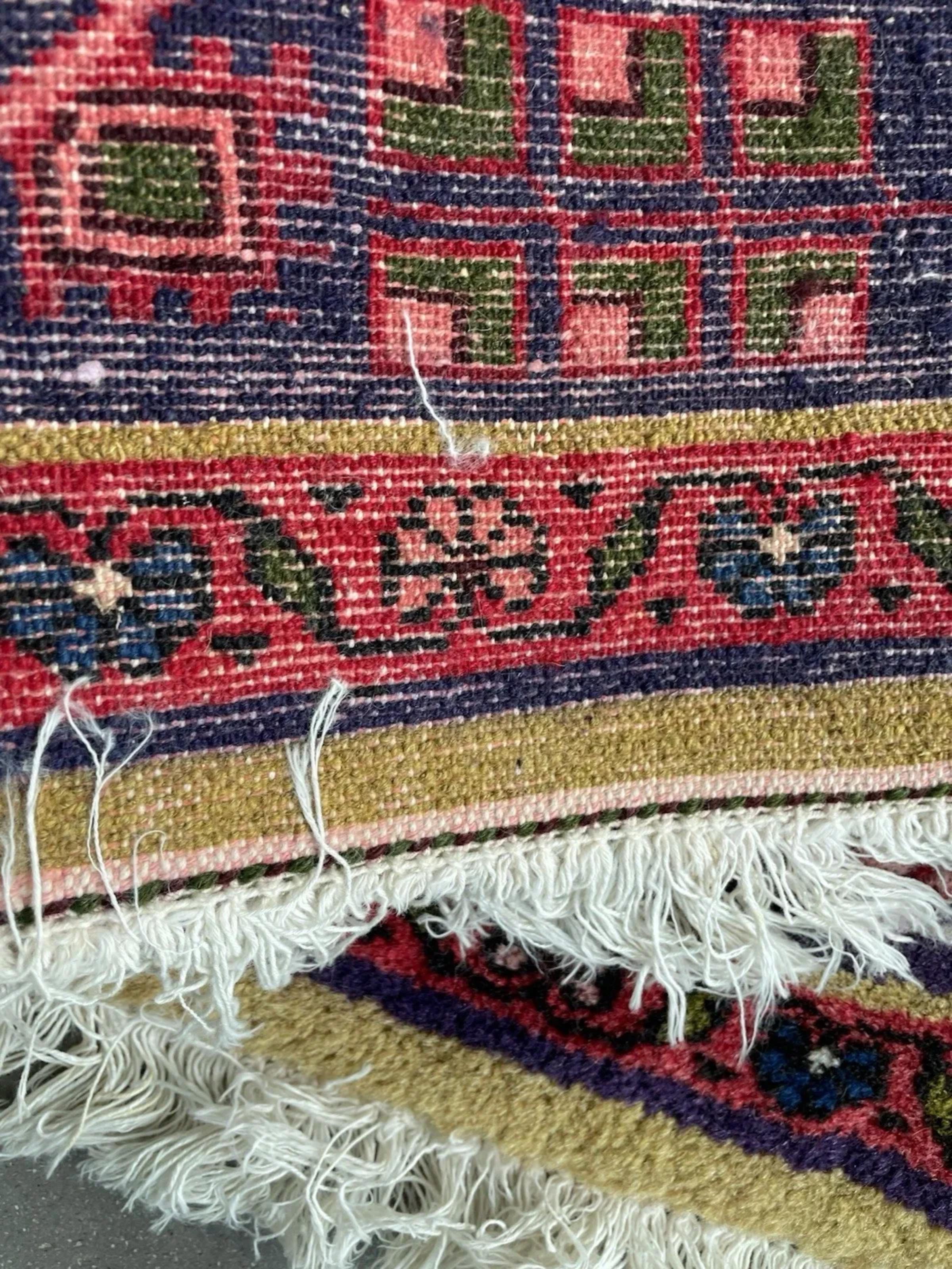 Una encantadora alfombra tribal Hamadan vintage de ricos colores, anudada a mano con lana suave y duradera según las tradiciones de tejido de Asia occidental, hacia la década de 1950. Las alfombras de Hamadán son famosas por sus característicos