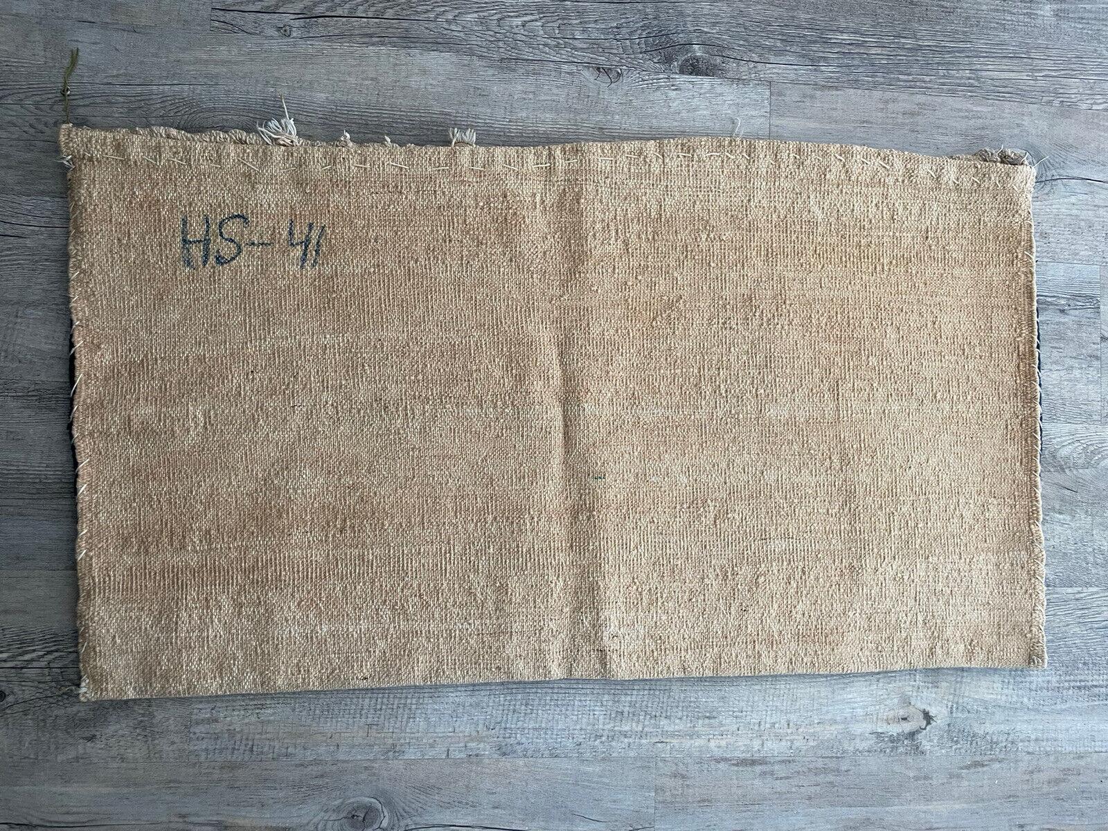 Handgefertigte persische Hamadan-Salztasche aus den 1940er Jahren:

Abmessungen:
Dieser rechteckige Salzsack misst etwa 27 cm (1,3 Fuß) in der Breite und 91 cm (3 Fuß) in der Höhe.
Dank ihrer kompakten Größe ist sie vielseitig einsetzbar, ob als