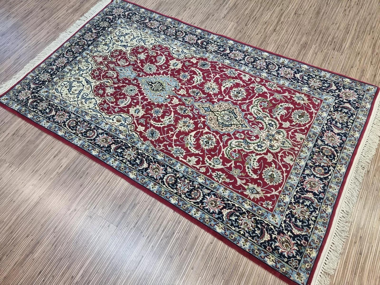 Handmade Vintage Persian Isfahan Prayer Rug 3.5' x 5.8' 1970s - 1D144 For Sale 3