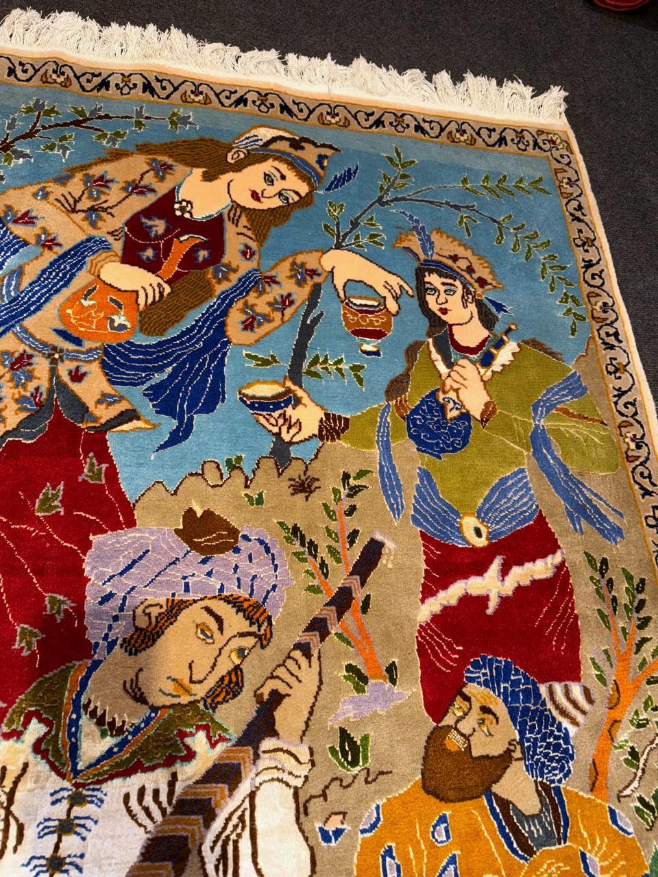 Dieser handgefertigte, malerische Isfahan-Teppich im Vintage-Stil aus dem Nahen Osten ist ein außergewöhnliches und äußerst begehrenswertes Stück Nomadenkunst und ein seltener Fund für den anspruchsvollen Sammler. Dieser kleinformatige Teppich (3' x