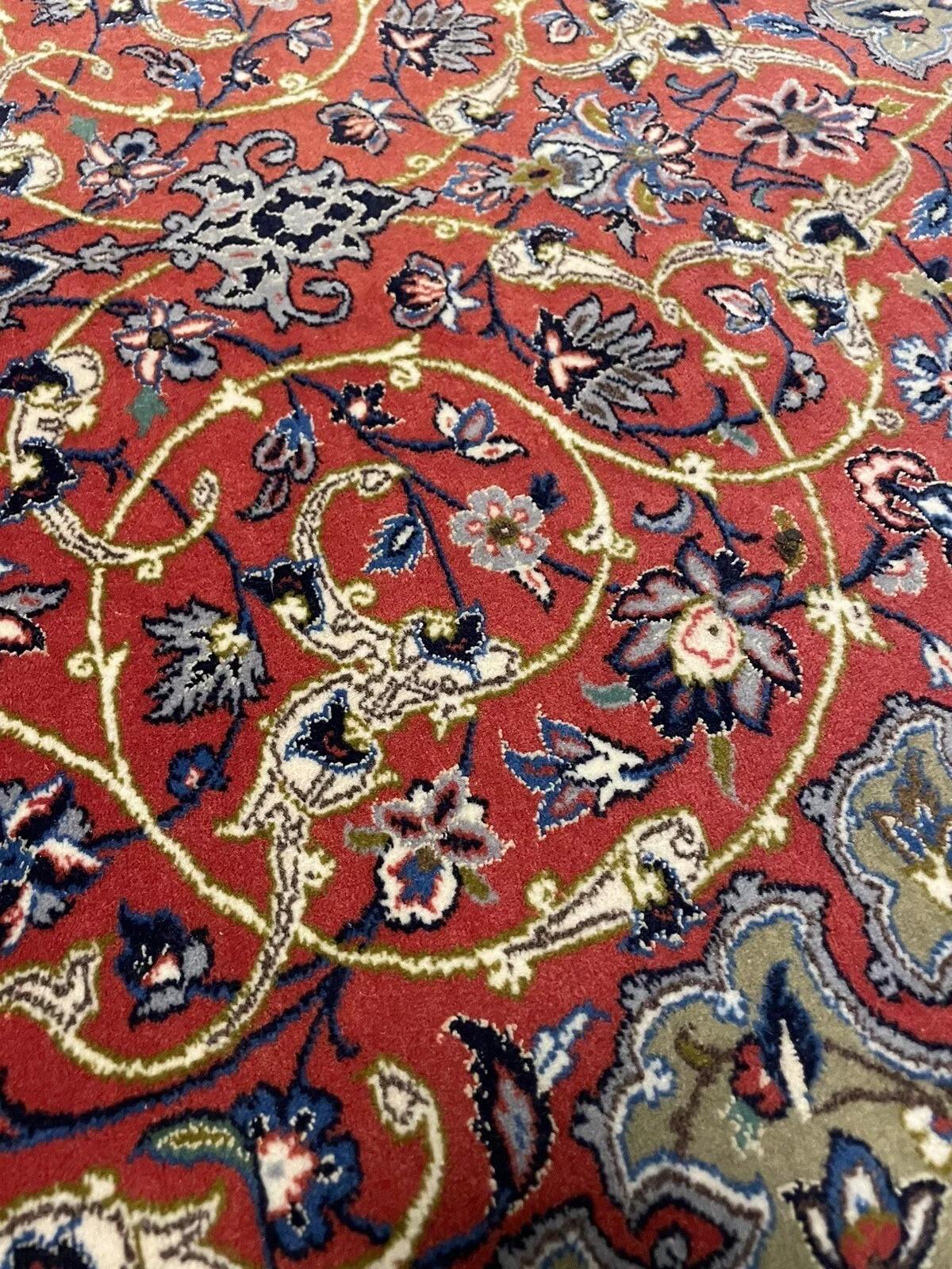 Questo tappeto persiano Isfahan vintage, realizzato a mano negli anni '70, è una splendida rappresentazione dell'artigianato tradizionale e dell'eleganza artistica. Questo tappeto in lana con riflessi in seta, che misura 114 cm x 165 cm, è in buone