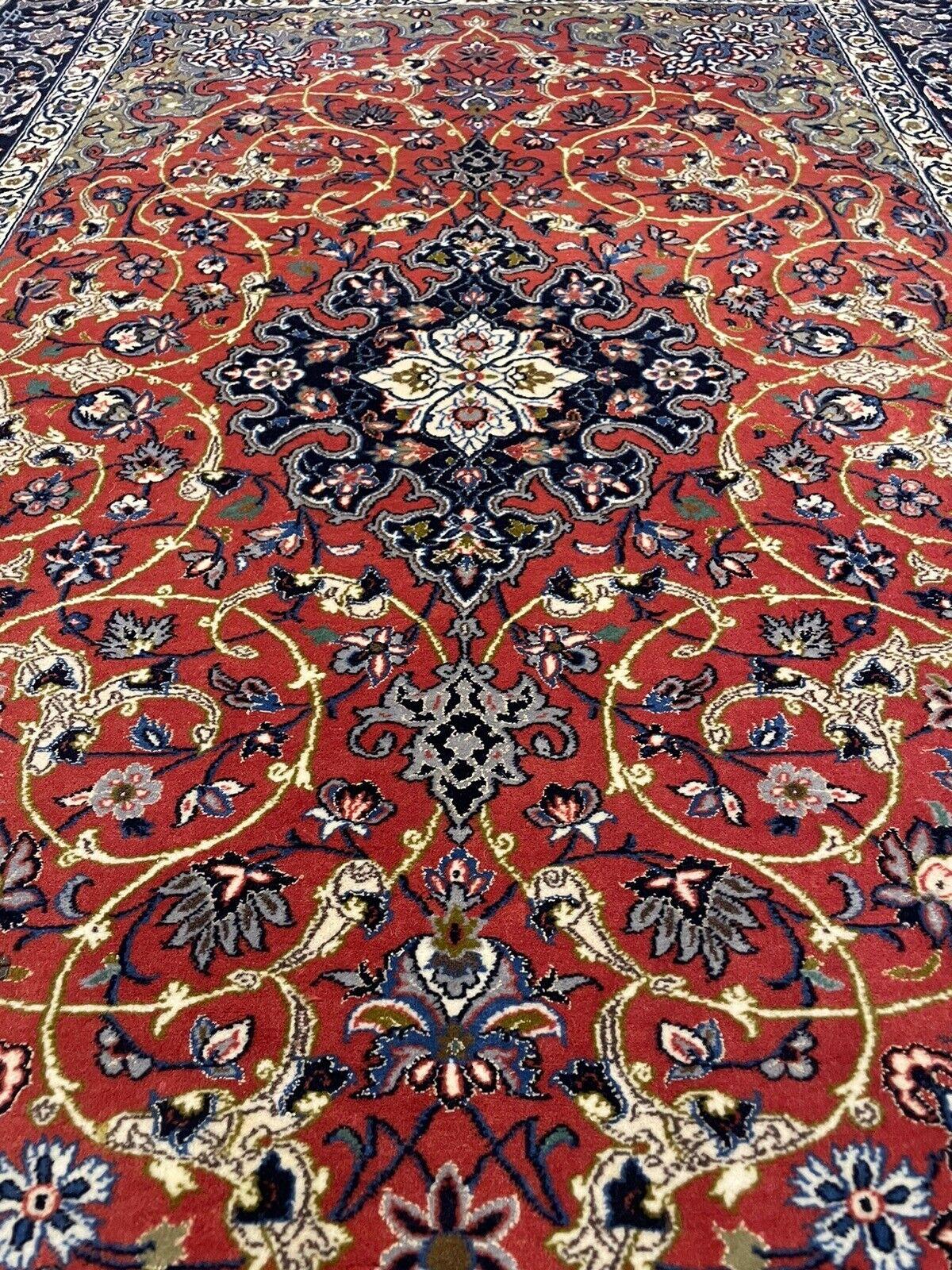 Tessuto a mano Tappeto Isfahan persiano d'epoca fatto a mano 3,7' x 5,4', anni '70 - 1N48 in vendita