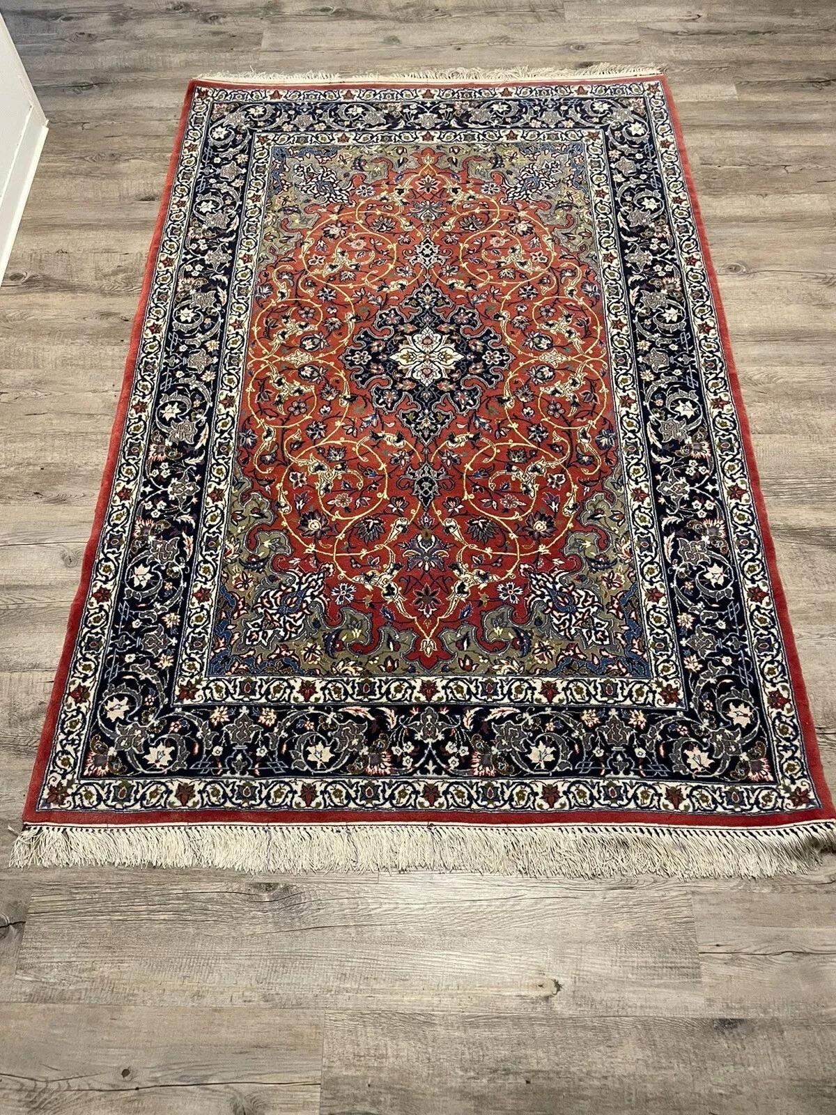 Tappeto Isfahan persiano d'epoca fatto a mano 3,7' x 5,4', anni '70 - 1N48 In condizioni buone in vendita a Bordeaux, FR