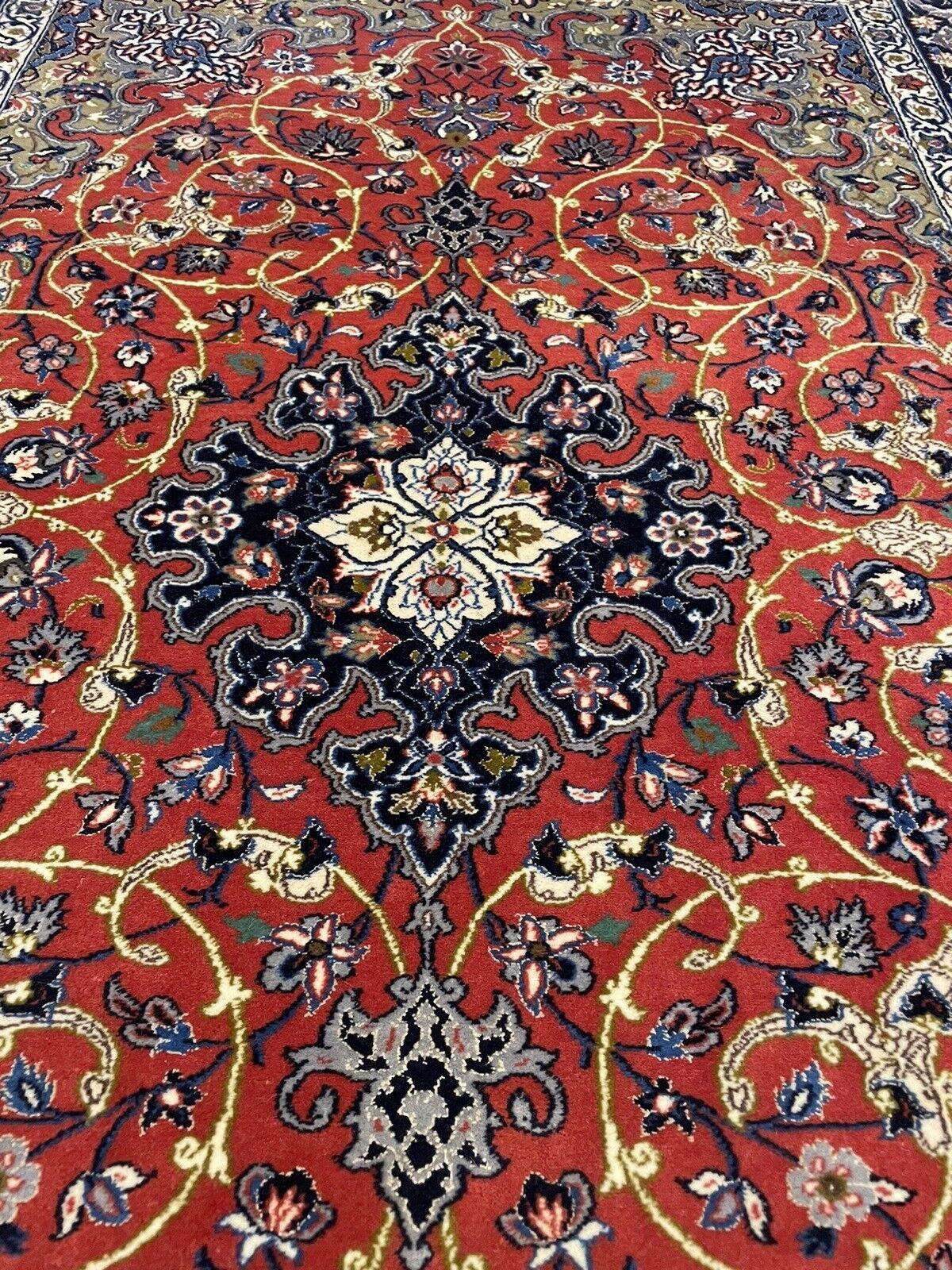Fine XX secolo Tappeto Isfahan persiano d'epoca fatto a mano 3,7' x 5,4', anni '70 - 1N48 in vendita