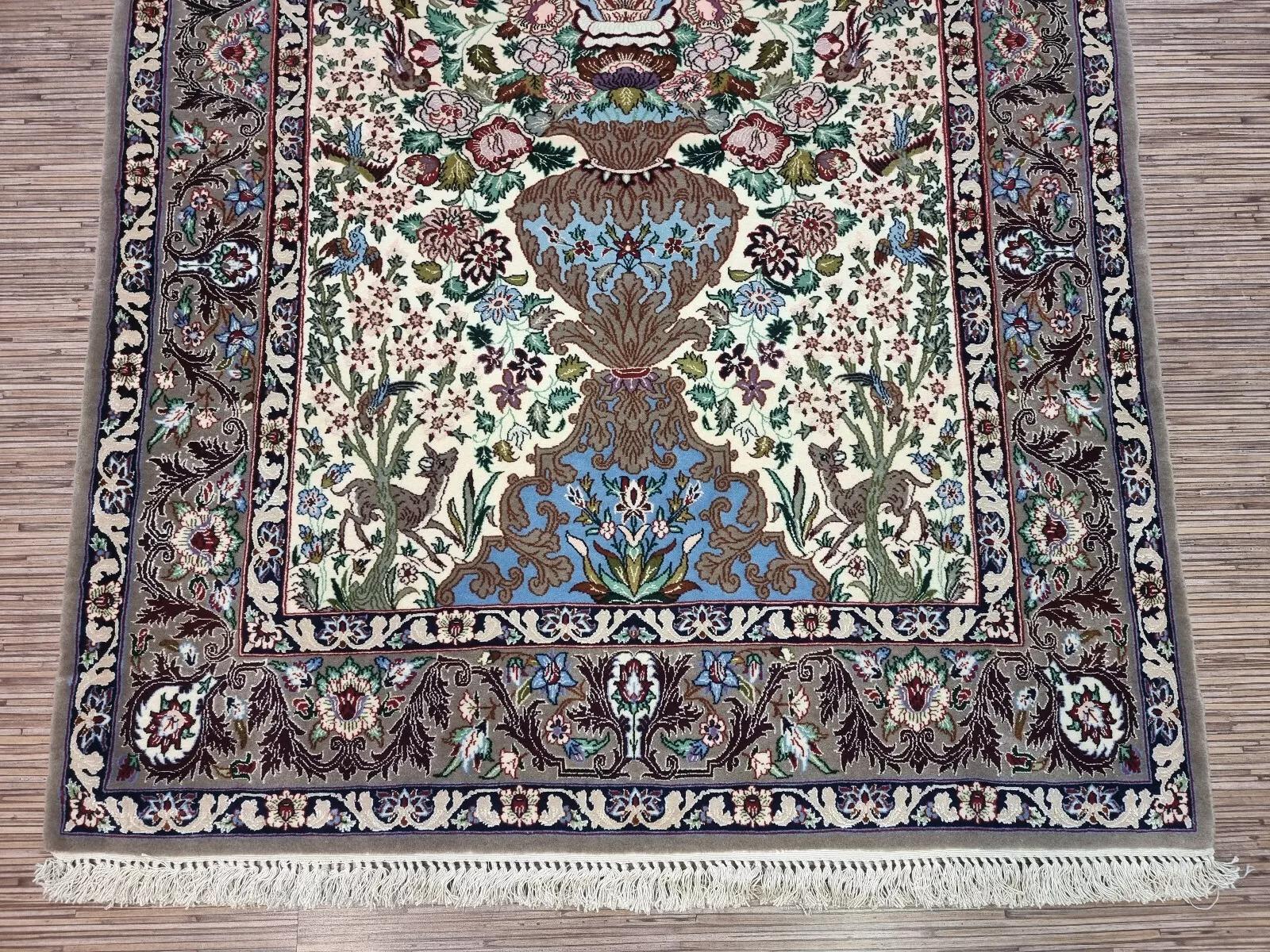Handmade Vintage Persian Isfahan Rug With Silk 3.6' x 5.2' 1950s - 1D142 In Good Condition For Sale In Bordeaux, FR
