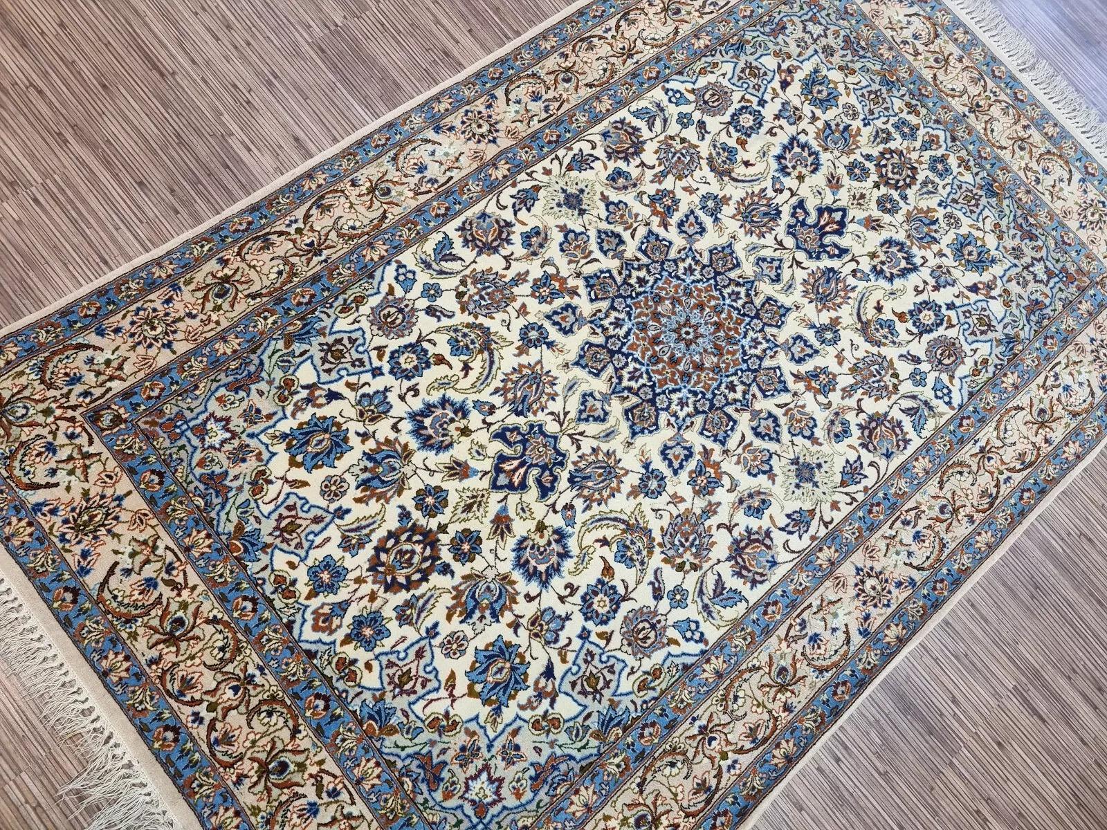 Tappeto Isfahan persiano vintage fatto a mano con seta 3,6' x 5,6' anni '70 - 1D174 in vendita 4