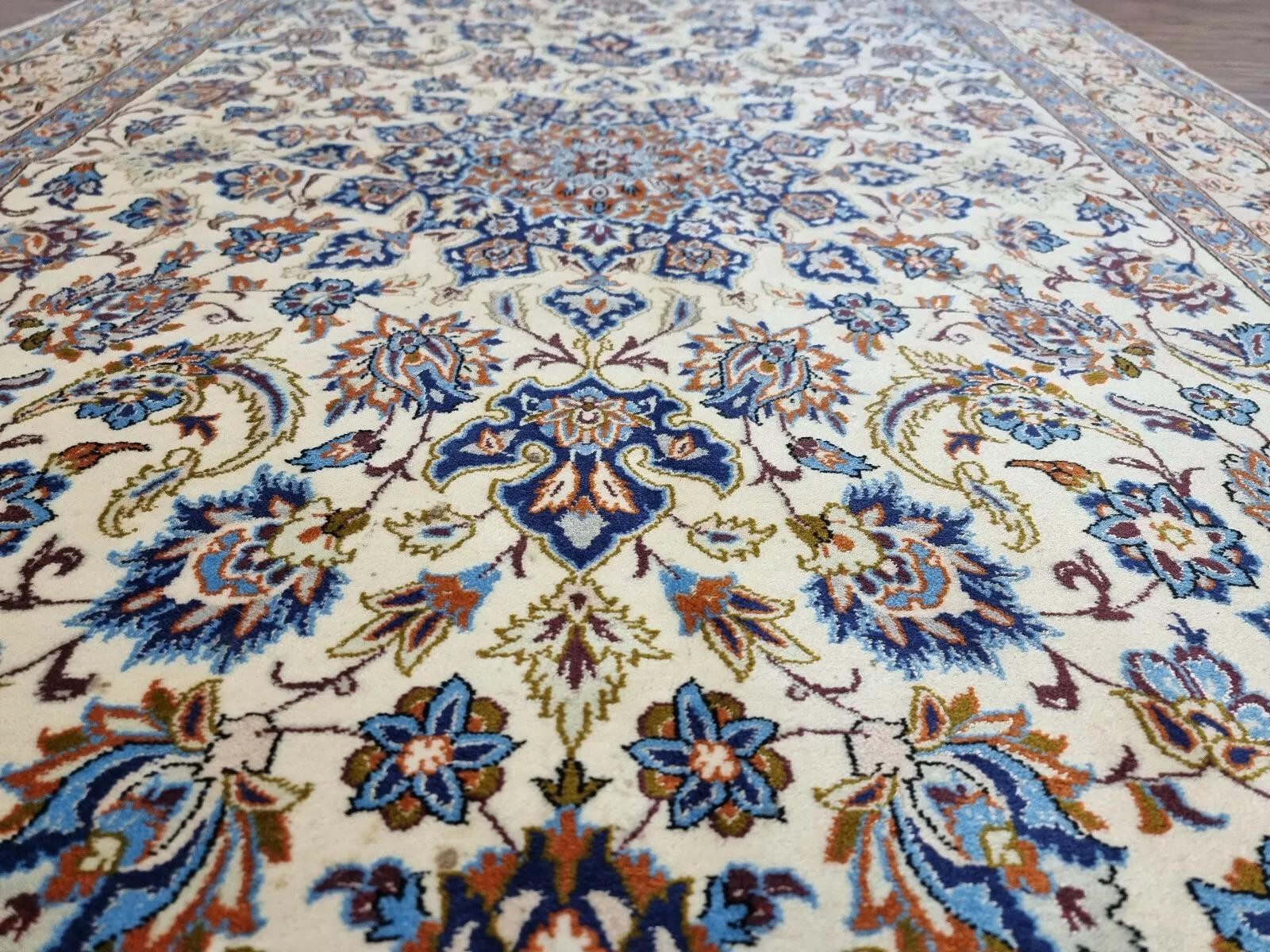 Questo squisito tappeto persiano Isfahan, annodato a mano negli anni '70, è un capolavoro di fine artigianato e arte tradizionale. Realizzato in lana kork di prima qualità su una base di seta, mostra i motivi delicati e intricati per cui i tappeti