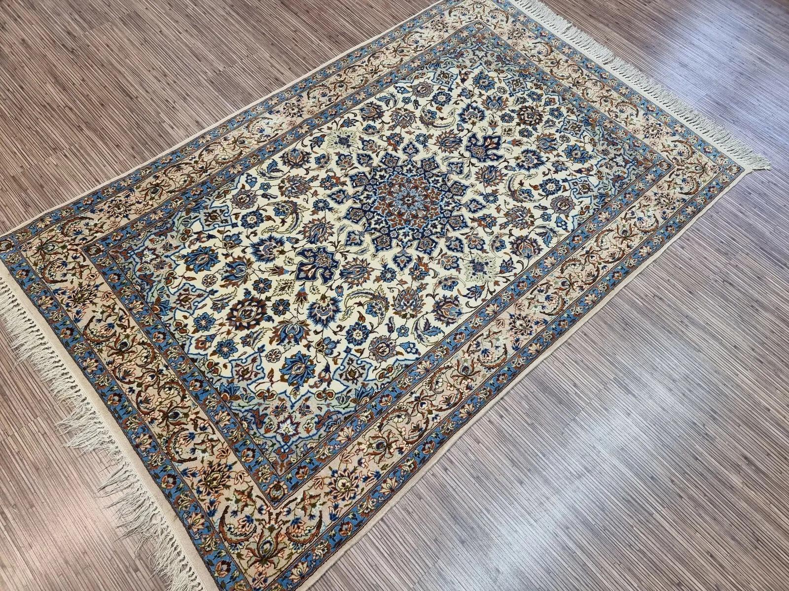 Tappeto Isfahan persiano vintage fatto a mano con seta 3,6' x 5,6' anni '70 - 1D174 in vendita 1