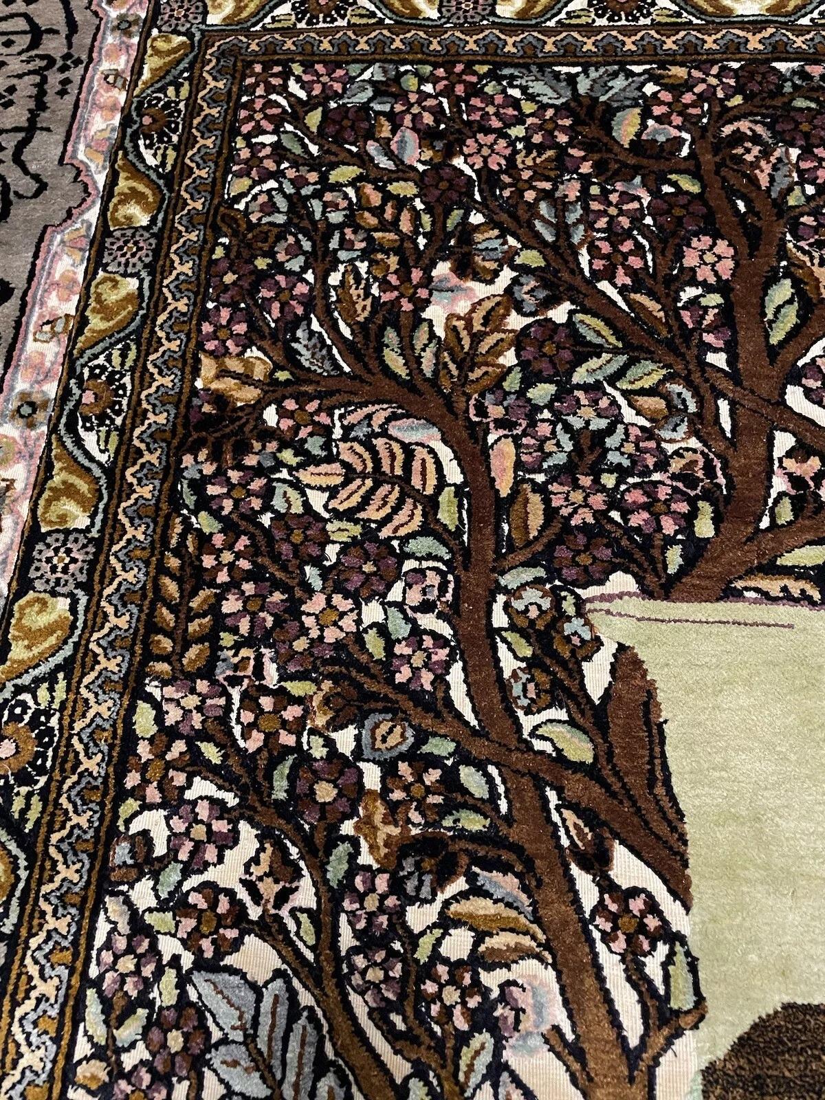 Questo tappeto persiano Isfahan vintage, realizzato a mano negli anni '70, è uno splendido esempio di artigianato tradizionale. Con una larghezza di 125 cm e una lunghezza di 185 cm, questo splendido tappeto è realizzato in seta su una base di