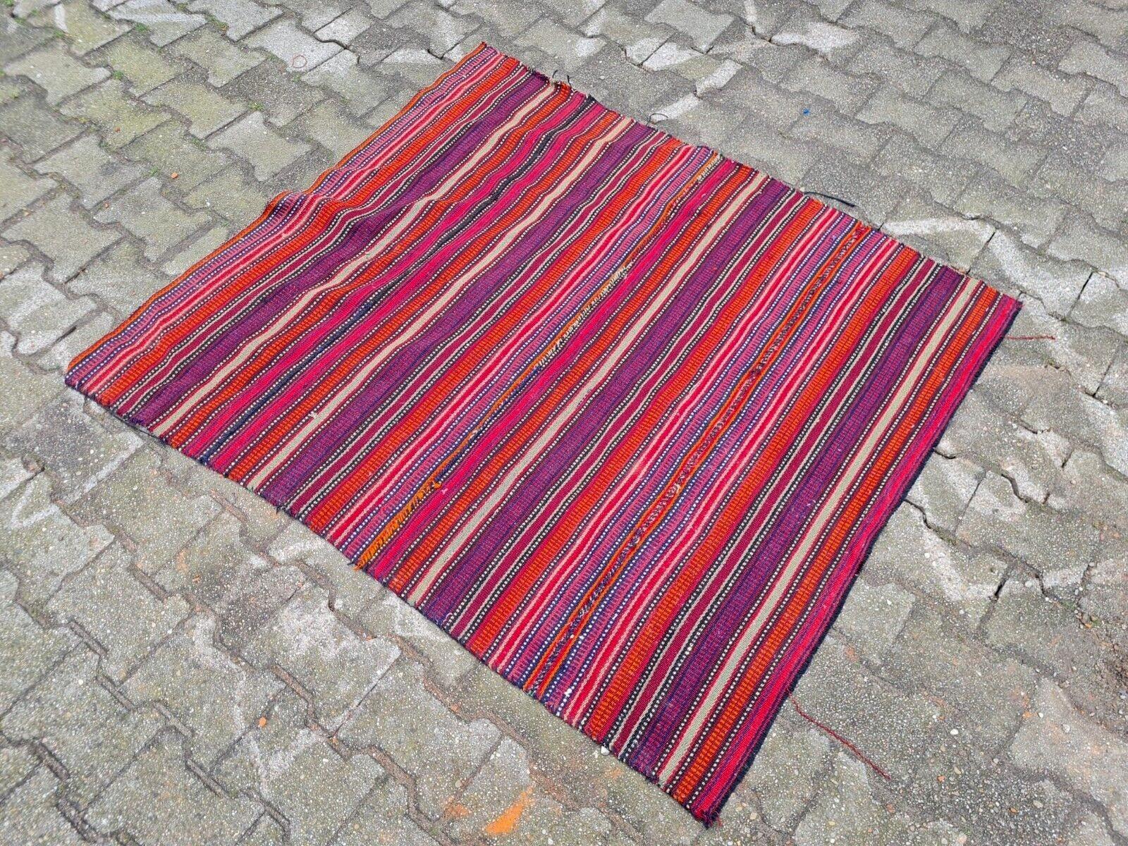Immergi il tuo spazio nella vibrante arte di questo Kilim persiano Jajim d'epoca tessuto a mano. Risalente agli anni '60, questo affascinante tappeto a trama piatta è una testimonianza dell'artigianato tradizionale della regione e offre un mix unico