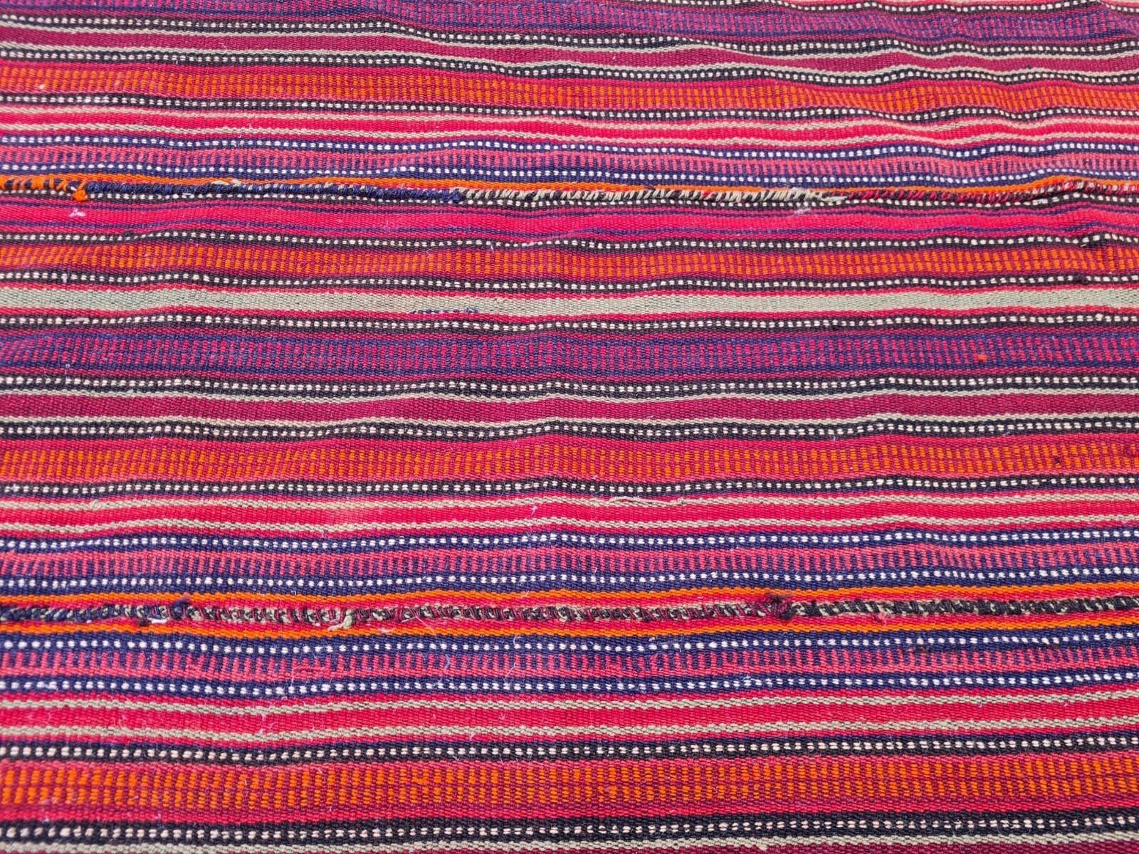 Francese Kilim persiano d'epoca fatto a mano 3,9' x 4,5' (120cm x 136cm) anni '60 - 2K17 in vendita