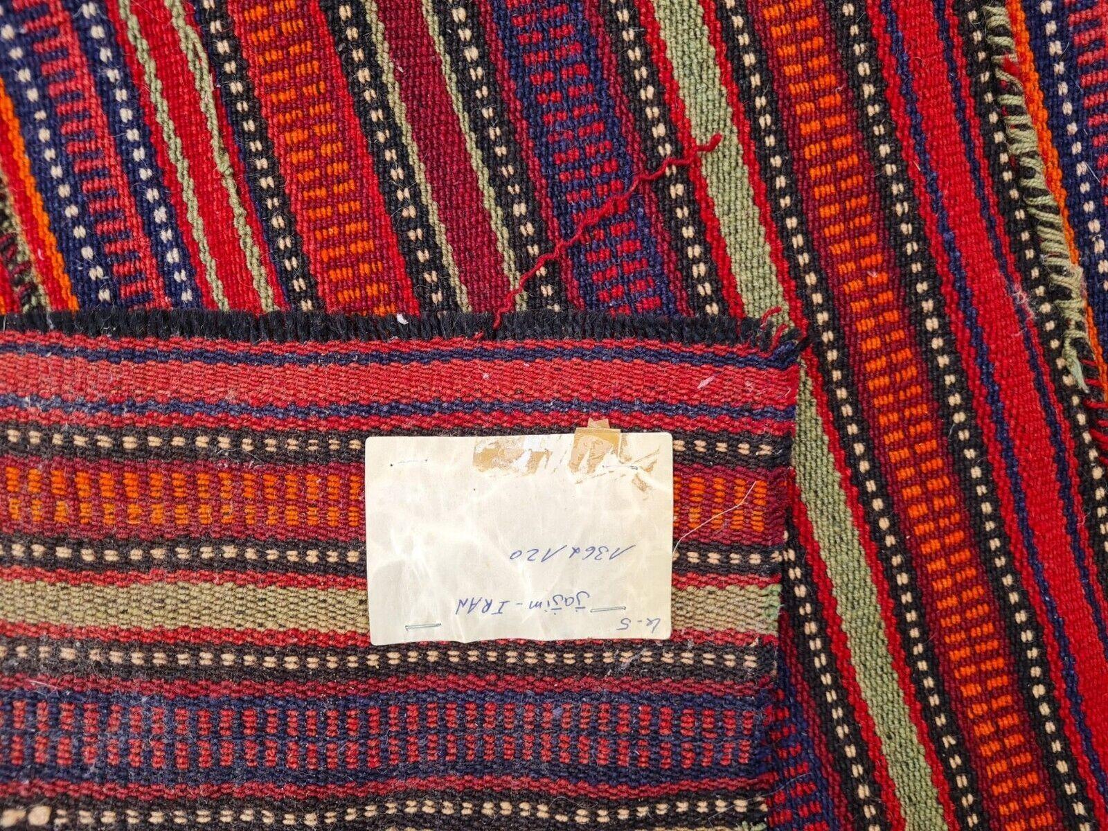 Annodato a mano Kilim persiano d'epoca fatto a mano 3,9' x 4,5' (120cm x 136cm) anni '60 - 2K17 in vendita