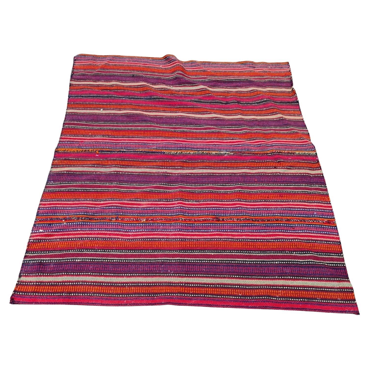 Kilim persiano d'epoca fatto a mano 3,9' x 4,5' (120cm x 136cm) anni '60 - 2K17 in vendita