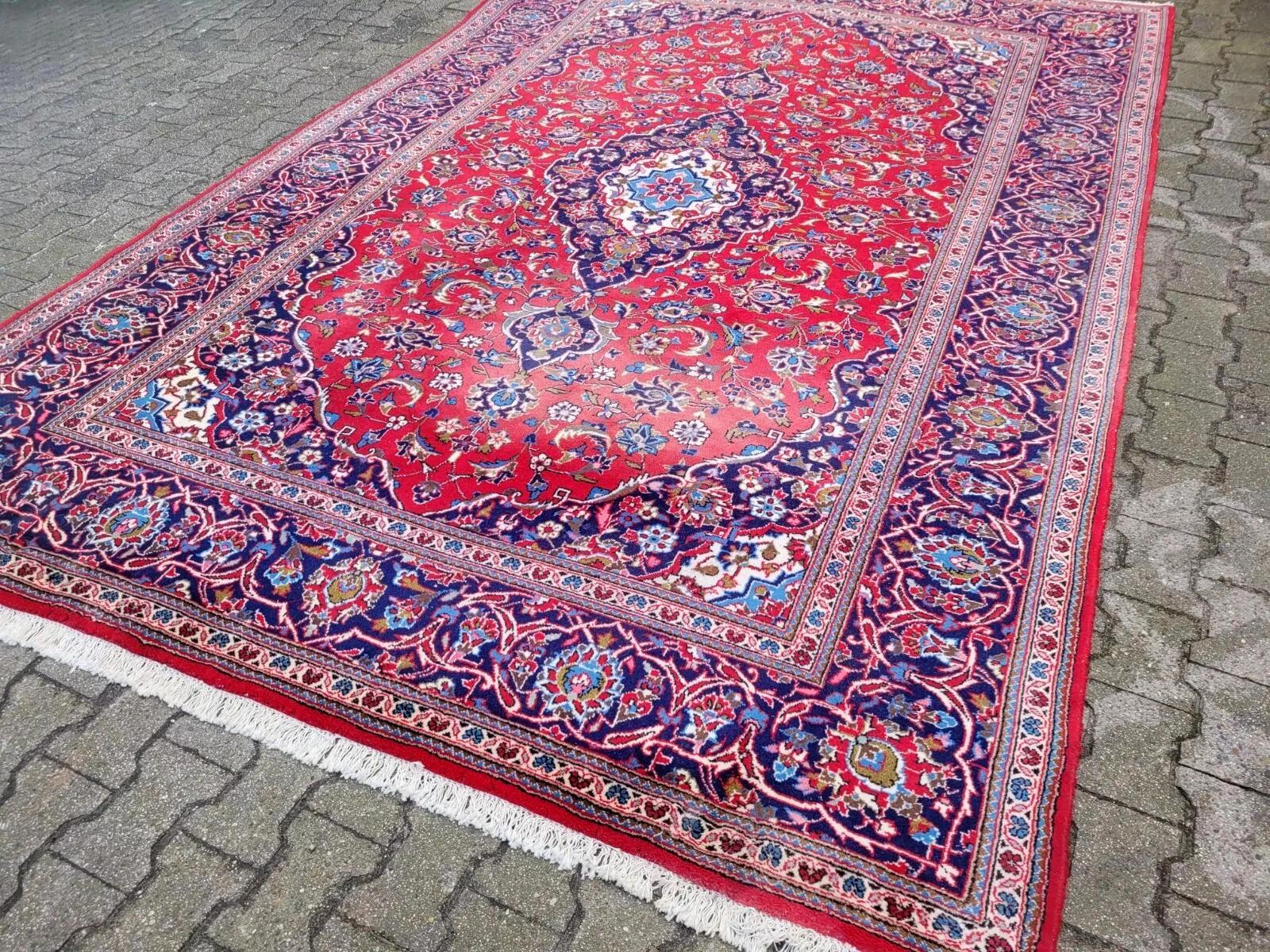 Un legado de arte persa
Esta alfombra persa kashan vintage hecha a mano, que data de la década de 1940, es un magnífico testimonio de siglos de refinadas tradiciones de tejido de alfombras. Las alfombras Kashan son famosas en todo el mundo por su