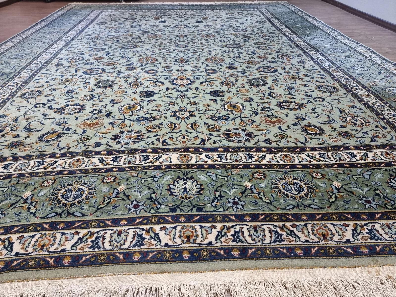 Dieser handgefertigte alte persische Kashan-Teppich aus den 1970er Jahren ist ein schönes Beispiel für traditionelle Handwerkskunst. Mit einer Länge von 391 cm (11,5 Fuß) und einer Breite von 300 cm (9,8 Fuß) ist dieser exquisite Wollteppich in