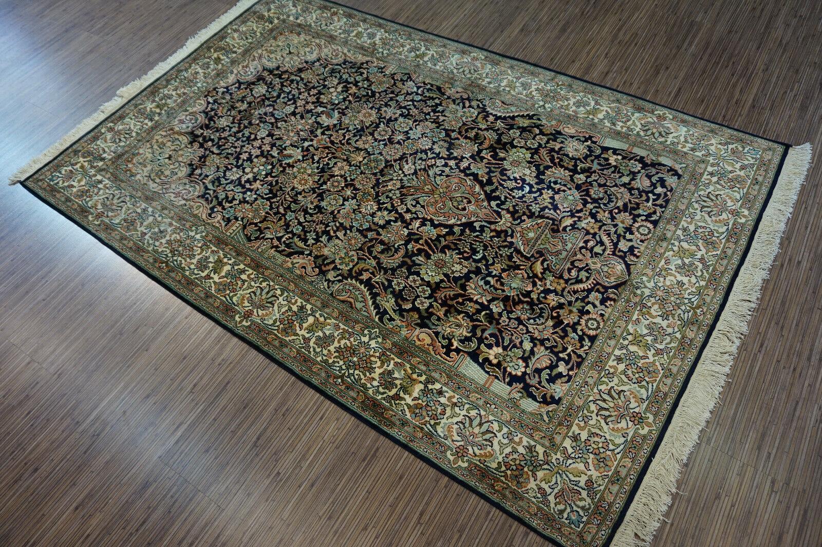 Der handgefertigte persische Kaschmir-Teppich im Vintage-Stil ist ein fesselndes Stück, das Geschichte, Kunstfertigkeit und Spiritualität miteinander verwebt. Dieser in den 1970er Jahren gefertigte Teppich ist ein Zeugnis für die beständige