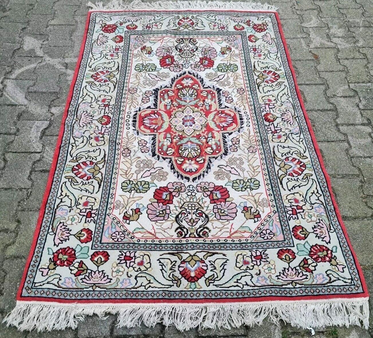 Un toque de elegancia persa
Esta alfombra persa kazvin vintage hecha a mano, de la década de 1960, es un ejemplo sublime del exquisito arte de las alfombras. Las alfombras Kazvin son famosas por su anudado excepcionalmente fino, sus intrincados