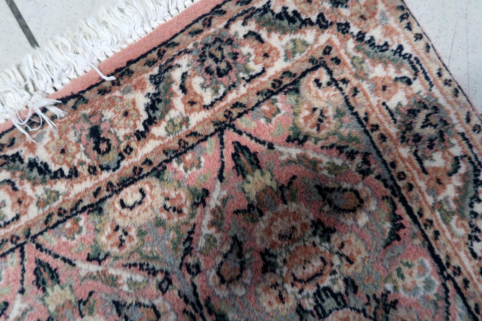 Wir stellen unseren exquisiten handgefertigten persischen Kerman-Teppich im Vintage-Stil aus den 1950er Jahren vor. Dieser charmante Teppich hat eine kompakte Größe von 61 cm x 97 cm und ist damit ein perfekter Akzent für jeden Raum.

Der Teppich