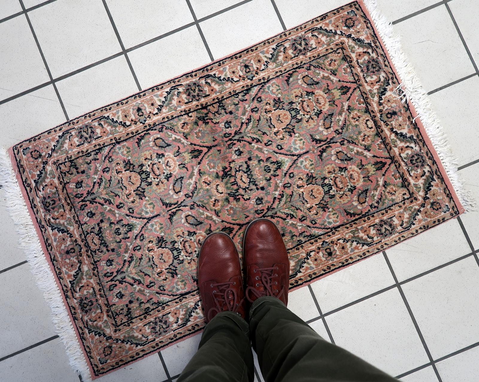 Handgefertigter persischer Kerman-Teppich im Vintage-Stil, 2' x 3.1' (61cm x 97cm) 1950er Jahre -1C1067 im Angebot 3
