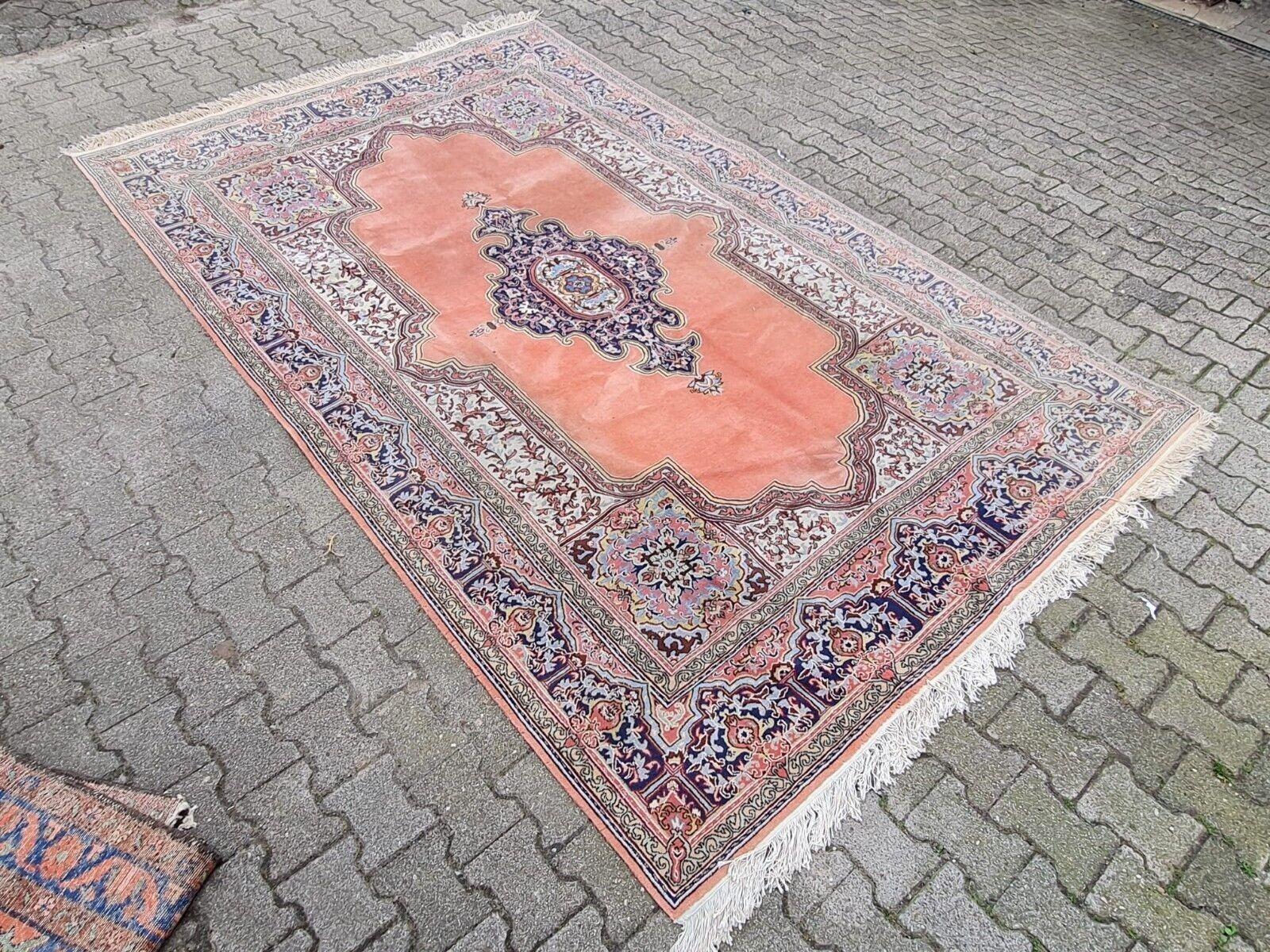Dieser auffällige, handgefertigte Vintage-Teppich aus Kerman, der in den 1950er Jahren gewebt wurde, verkörpert die raffinierte Eleganz und Kunstfertigkeit, für die die Region Kerman berühmt ist. Der aus 100 % Wolle gefertigte Teppich zeichnet sich