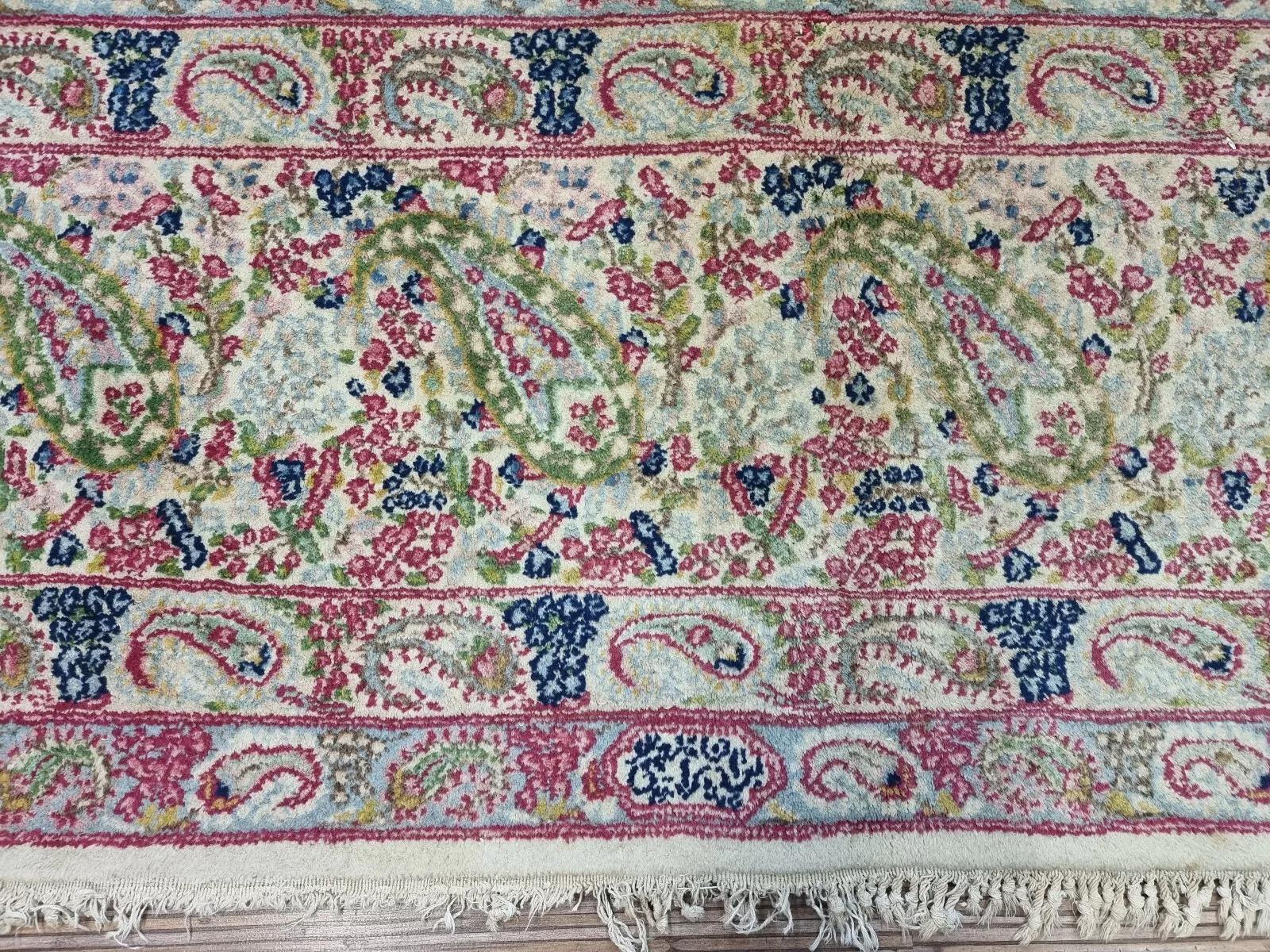 Dieser prächtige persische Kerman-Teppich, der in den 1930er Jahren handgeknüpft wurde, verkörpert zeitlose Eleganz und außergewöhnliche Handwerkskunst. Mit ihren sanften Beigetönen und klassischen Motiven spiegelt sie die reiche persische