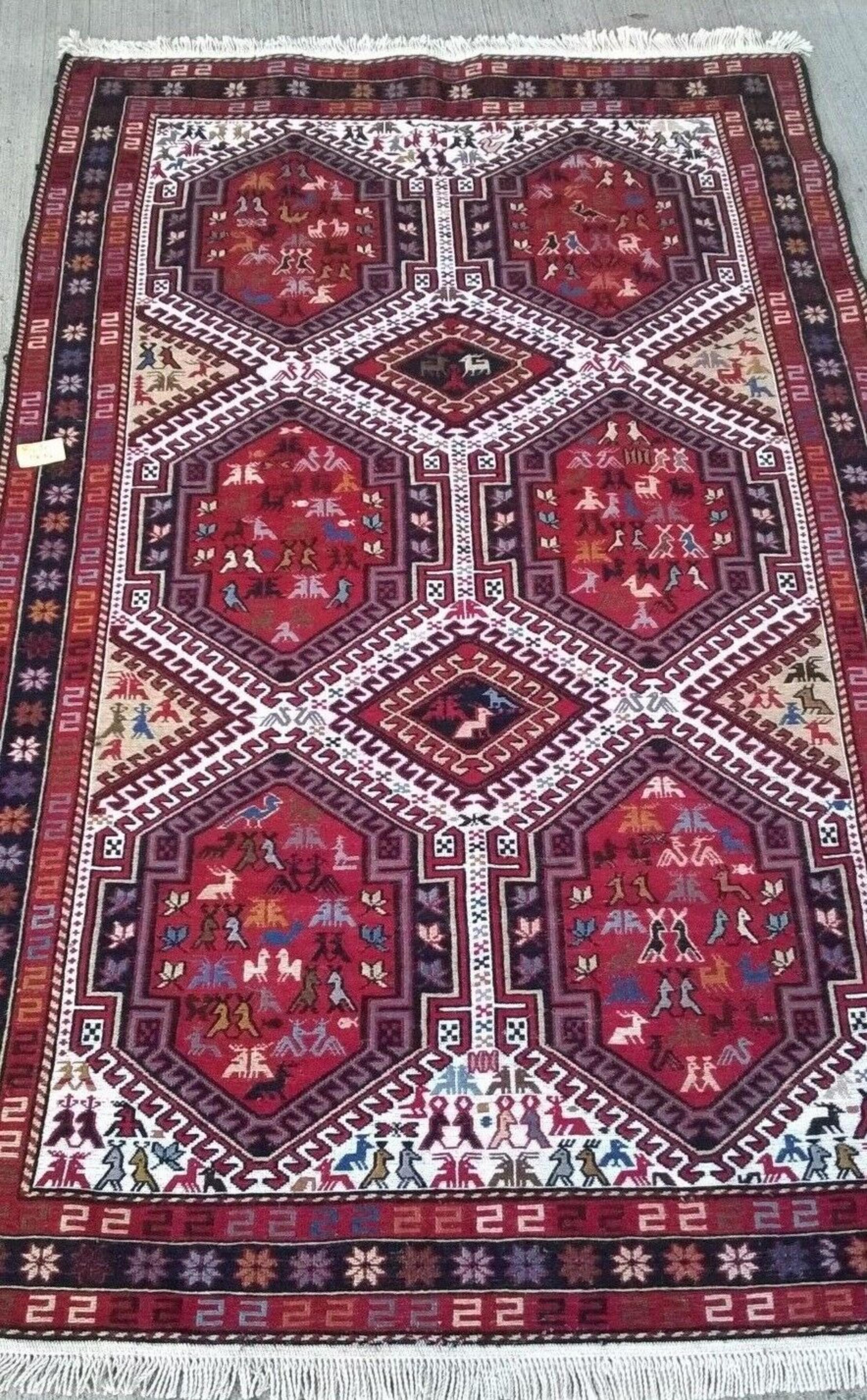 Autentico Tribal Art: Tappeto persiano vintage a trama piatta Khamseh Sumak
Scopri l'affascinante narrazione di questo tappeto persiano vintage Khamseh Sumak fatto a mano, un pezzo unico a trama piatta tessuto con lana naturale al 100% nelle regioni