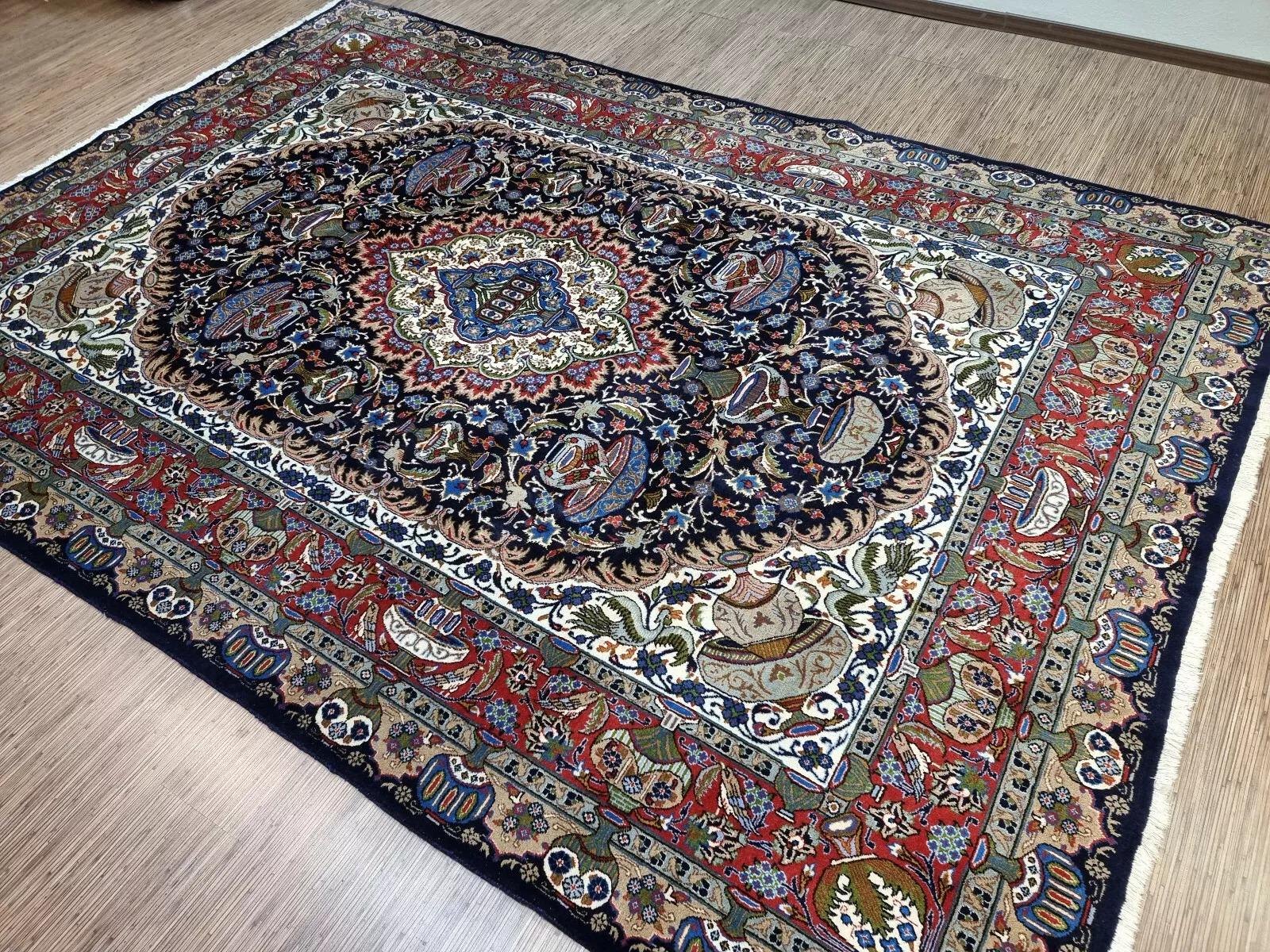 Dieser handgefertigte persische Mashad-Teppich aus den 1960er Jahren ist ein schönes Beispiel für traditionelle Handwerkskunst. Mit einer Länge von 349 cm (11,5 Fuß) und einer Breite von 246 cm (8,1 Fuß) ist dieser exquisite Wollteppich in einem