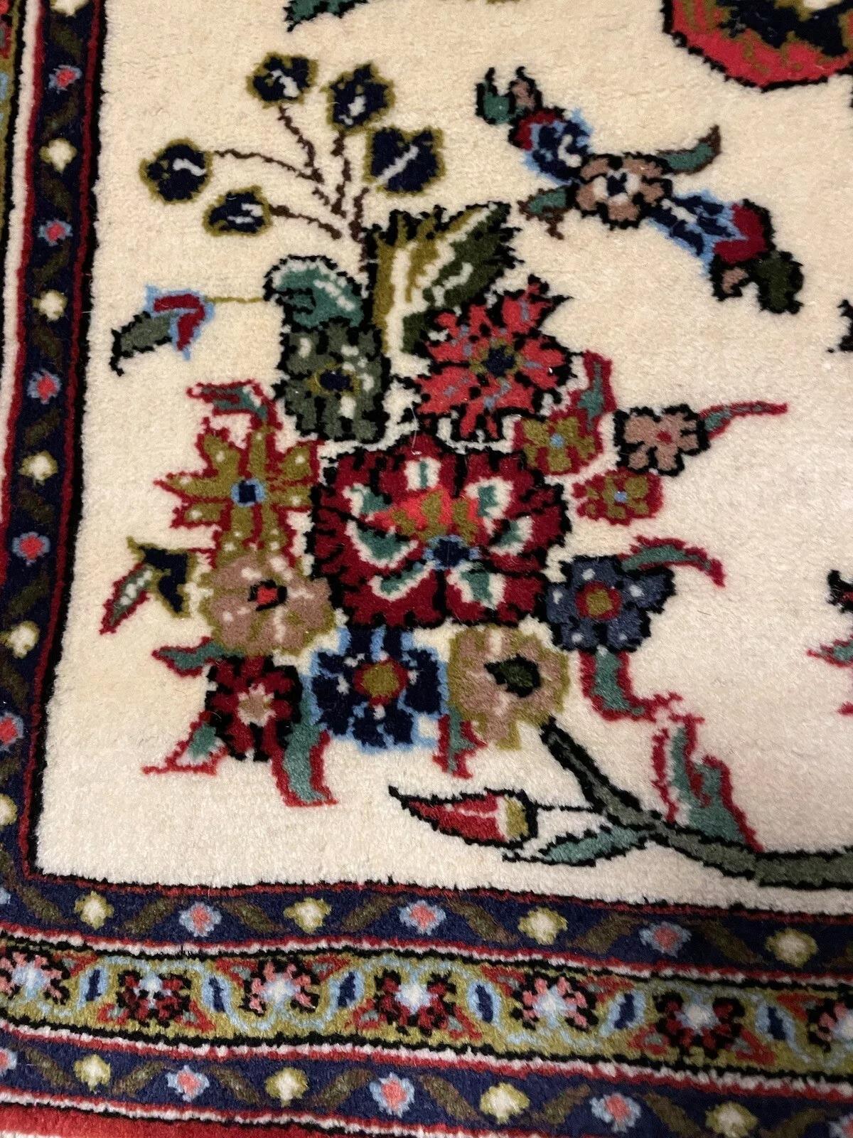 Dieser handgefertigte alte persische Qum-Teppich aus den 1970er Jahren ist ein schönes Beispiel für traditionelle Handwerkskunst. Mit einer Breite von 58 cm (1,9 Fuß) und einer Länge von 78 cm (2,6 Fuß) ist dieser exquisite Wollteppich in gutem