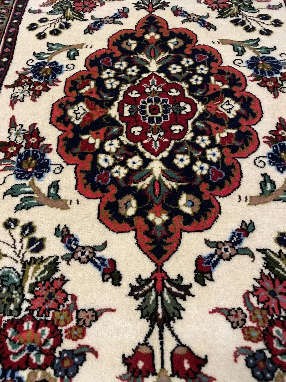 Handgefertigter persischer Qum-Teppich im Vintage-Stil 1,9' x 2,6', 1970er Jahre - 1N30 (Handgewebt) im Angebot