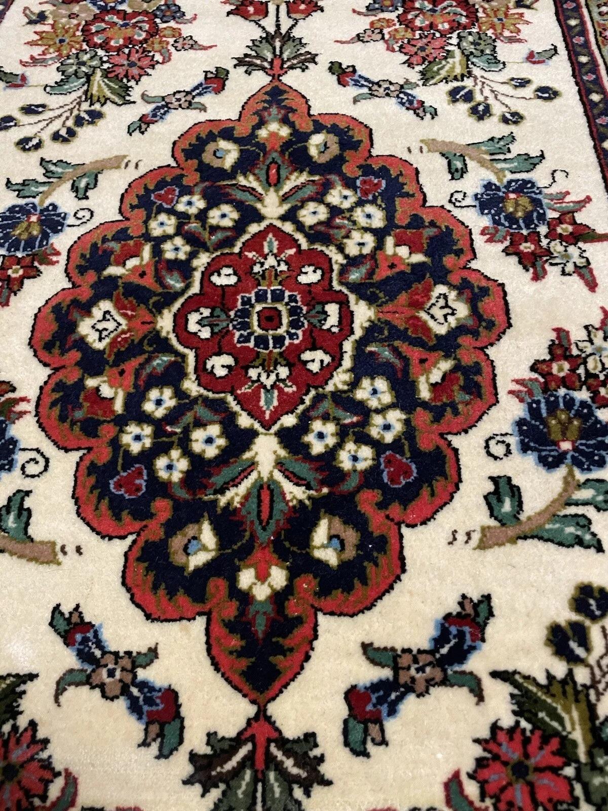 Handgefertigter persischer Qum-Teppich im Vintage-Stil 1,9' x 2,6', 1970er Jahre - 1N30 (Ende des 20. Jahrhunderts) im Angebot