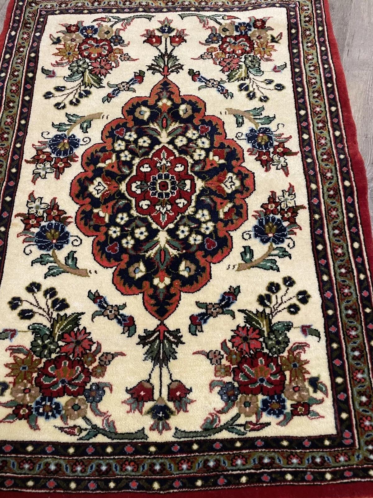Handgefertigter persischer Qum-Teppich im Vintage-Stil 1,9' x 2,6', 1970er Jahre - 1N30 im Angebot 1