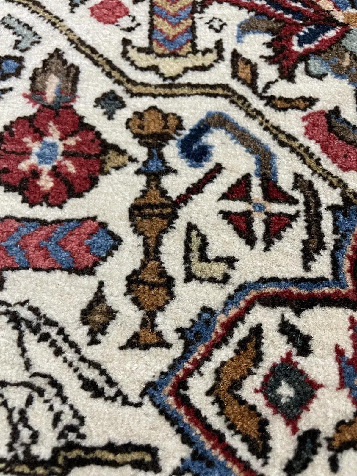 Questo tappeto persiano vintage Qum fatto a mano, risalente agli anni '60, è un notevole esempio di artigianato e design senza tempo. Questo tappeto in lana, che misura 228 cm x 331 cm, è in buone condizioni e presenta motivi intricati e colori