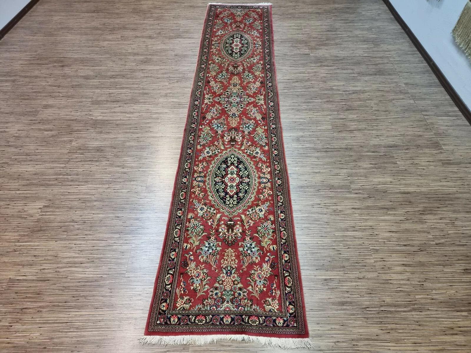 Handgefertigter persischer Qum-Läufer im Vintage-Stil 2,6 x 12,7 cm 1970er Jahre - 1D192 im Angebot 4