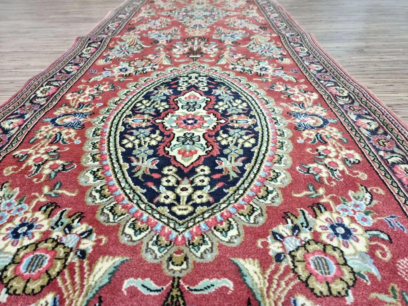 Dieser exquisite persische Qom-Läufer aus den 1970er Jahren, der von Hand geknüpft wurde, zeigt das reiche Erbe persischer Handwerkskunst. Es besteht aus einer luxuriösen Mischung aus Wolle und Seide auf einer Baumwollgrundlage und zeichnet sich