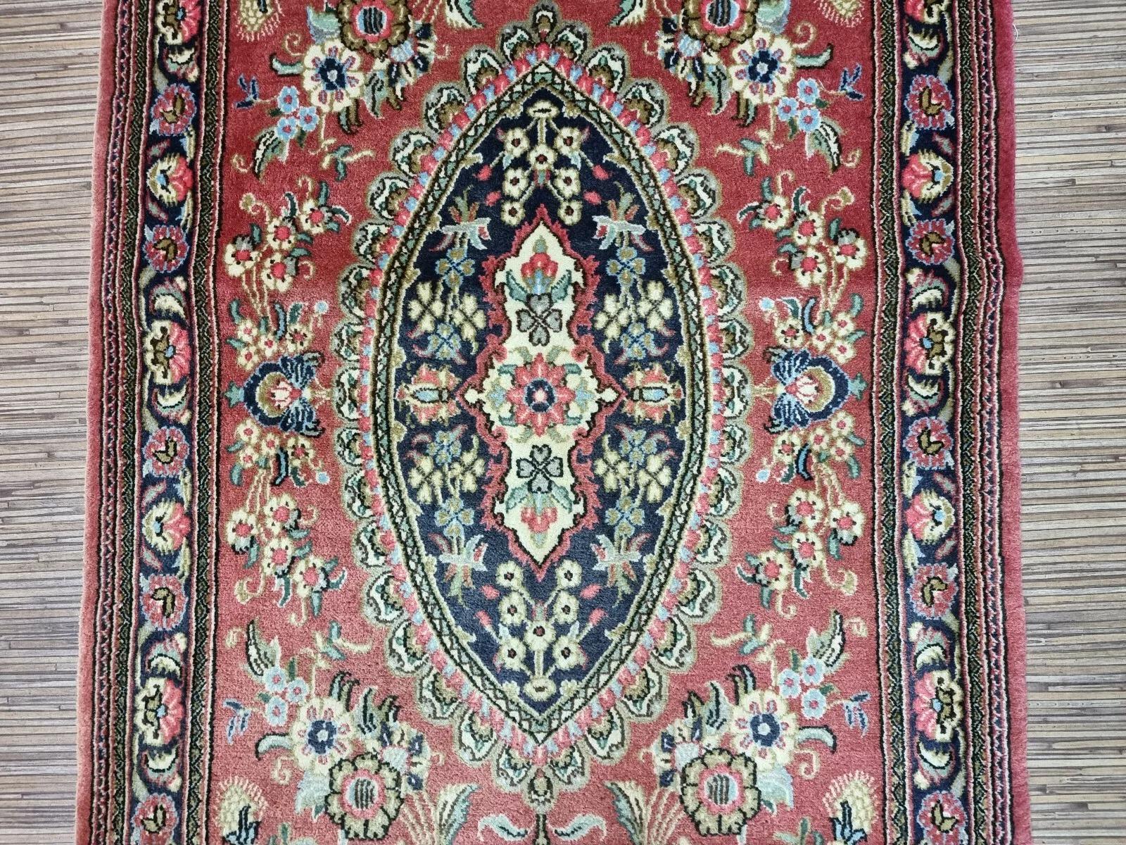 Handgefertigter persischer Qum-Läufer im Vintage-Stil 2,6 x 12,7 cm 1970er Jahre - 1D192 (Ende des 20. Jahrhunderts) im Angebot