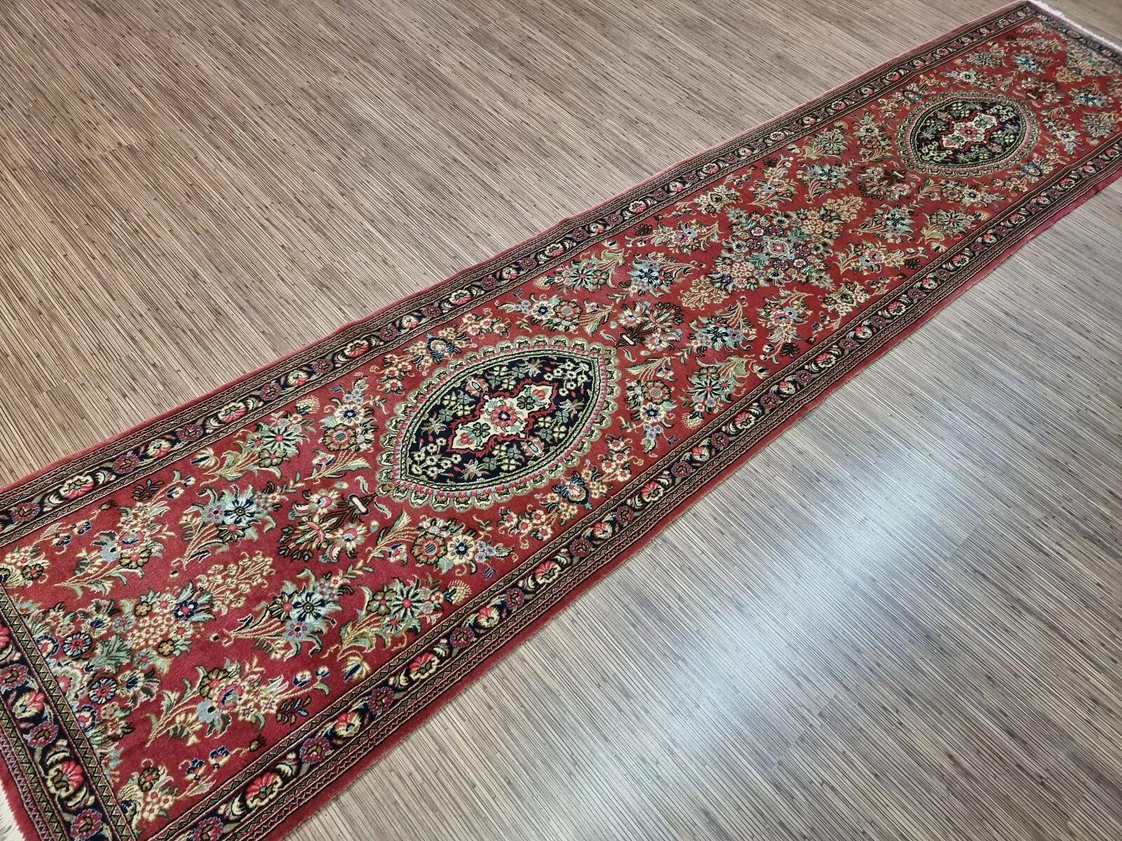 Handgefertigter persischer Qum-Läufer im Vintage-Stil 2,6 x 12,7 cm 1970er Jahre - 1D192 im Angebot 1