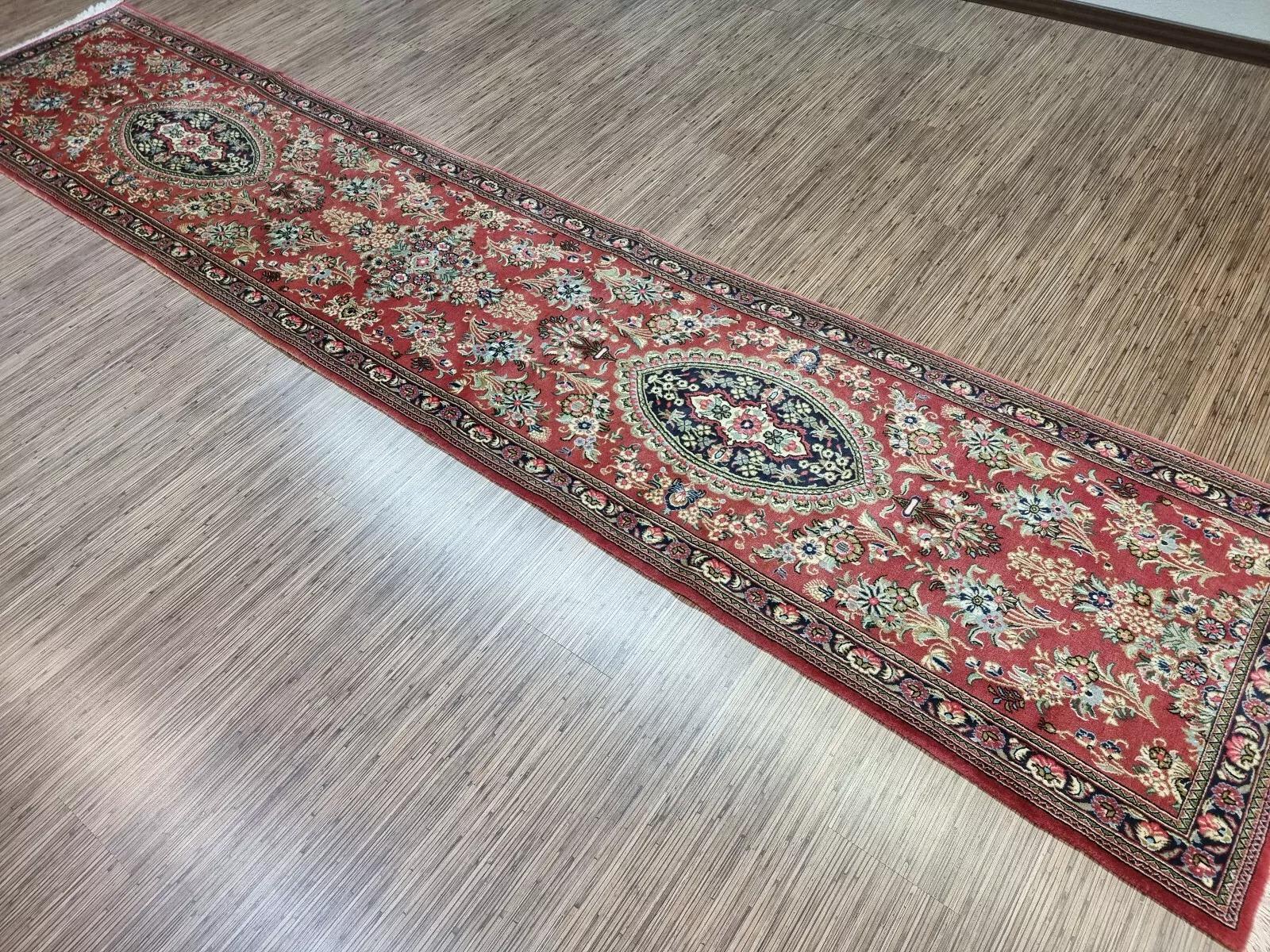 Handgefertigter persischer Qum-Läufer im Vintage-Stil 2,6 x 12,7 cm 1970er Jahre - 1D192 im Angebot 3