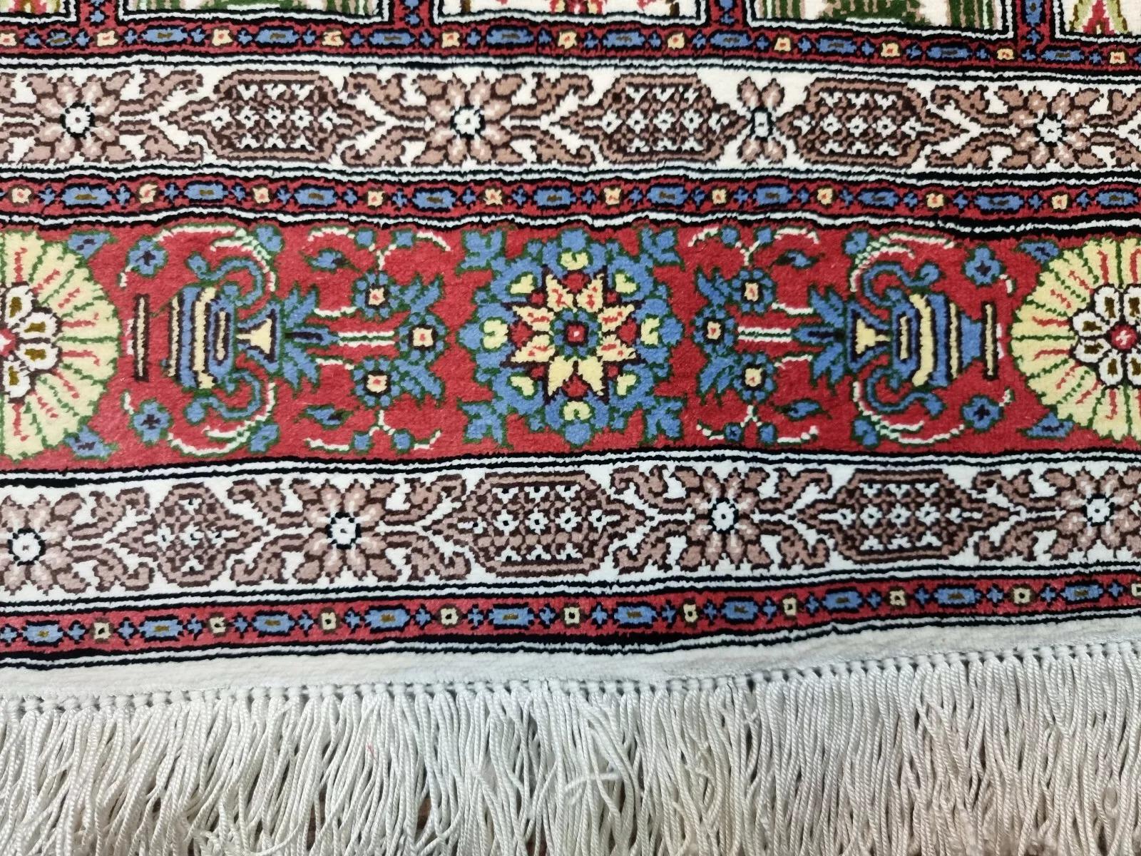 Dieser atemberaubende Ghom-Seidenteppich aus dem Nahen Osten ist ein wahres Meisterwerk der handgeknüpften Kunst. Sie ist vom Kunsthandwerker signiert und zeichnet sich durch komplizierte Muster und leuchtende Farben aus, was sie zu einer zeitlosen