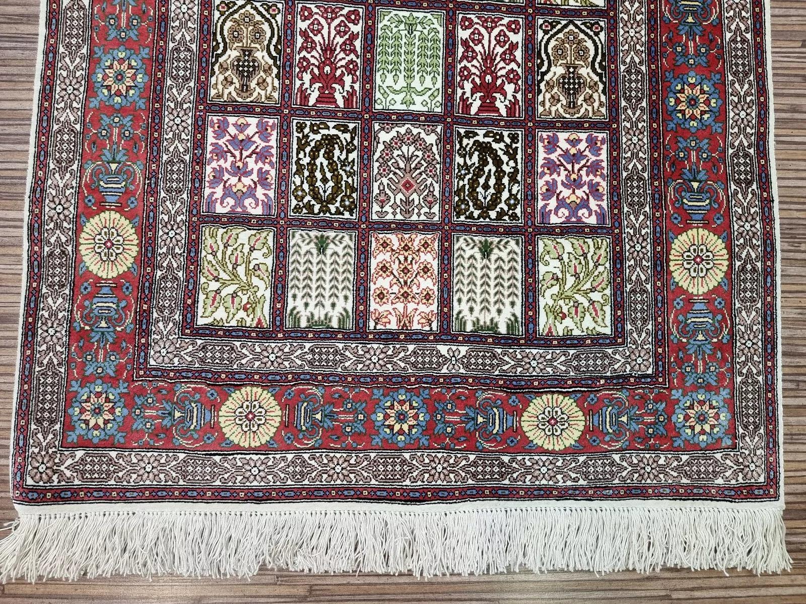 Handgefertigter persischer Qum-Seidenteppich im Vintage-Stil 1,9' x 2,9' 1980er Jahre - 1D165 (Handgeknüpft) im Angebot